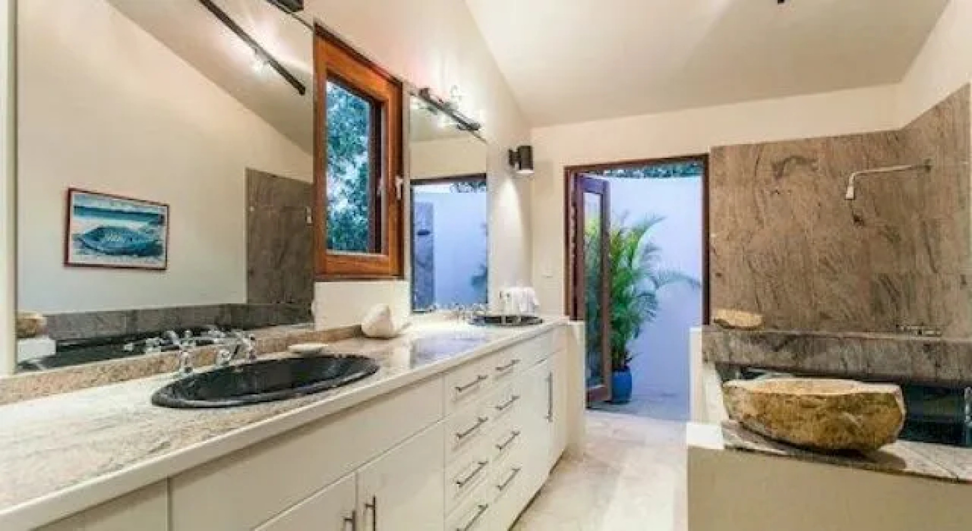 Waves on Shoal Bay Villa