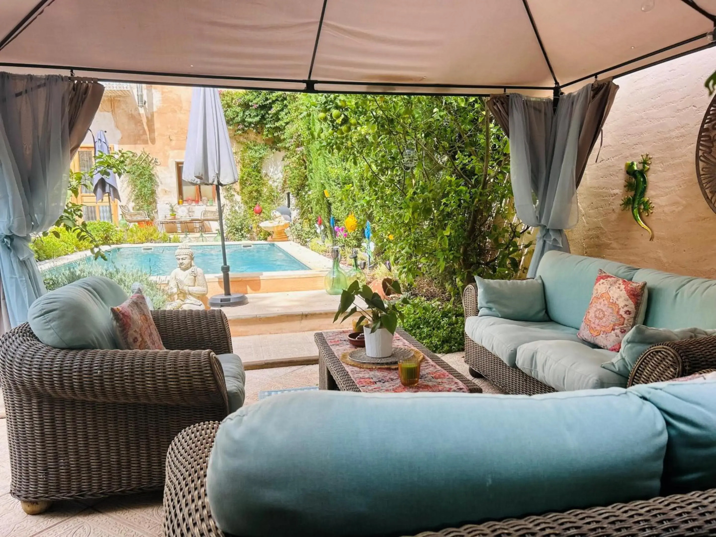 Self Catering Garden Apartment with a Private Garden and Shared Pool