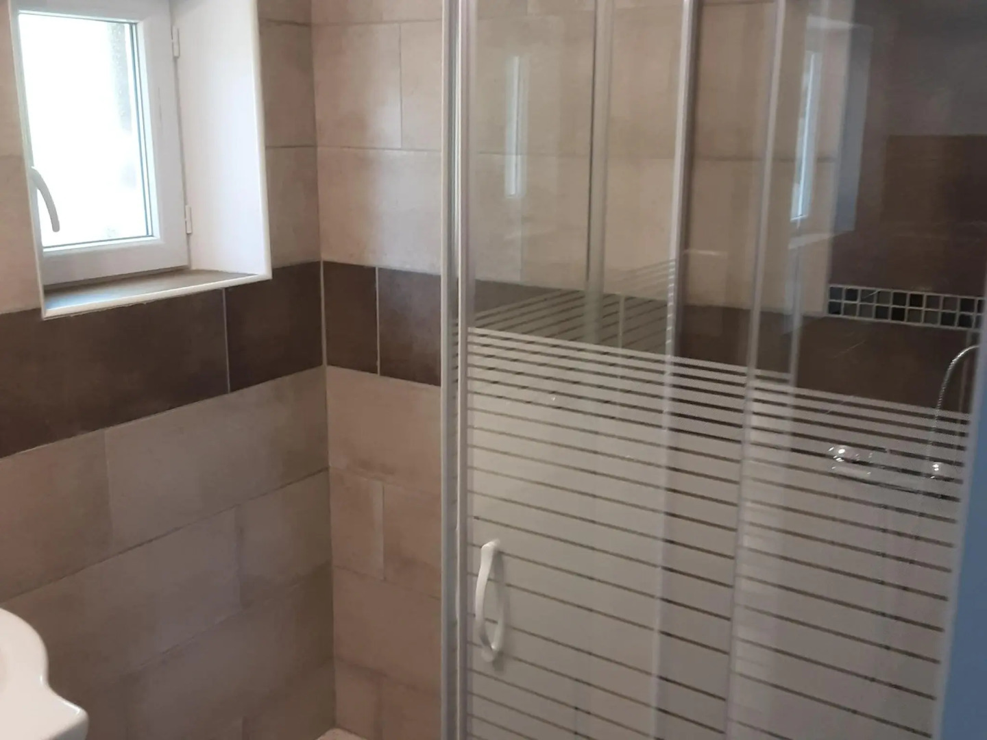 Charming stone Tiny House with communal pool, Chambonas