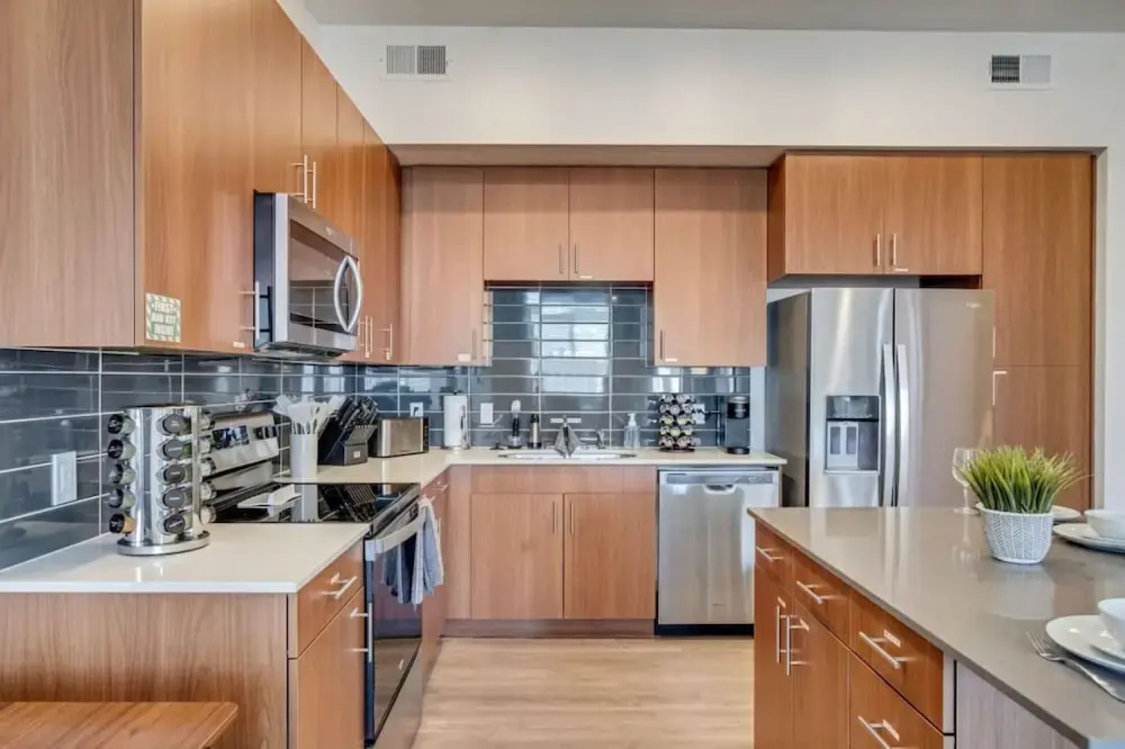 Family Friendly - 4th Story w Elevator - King Beds