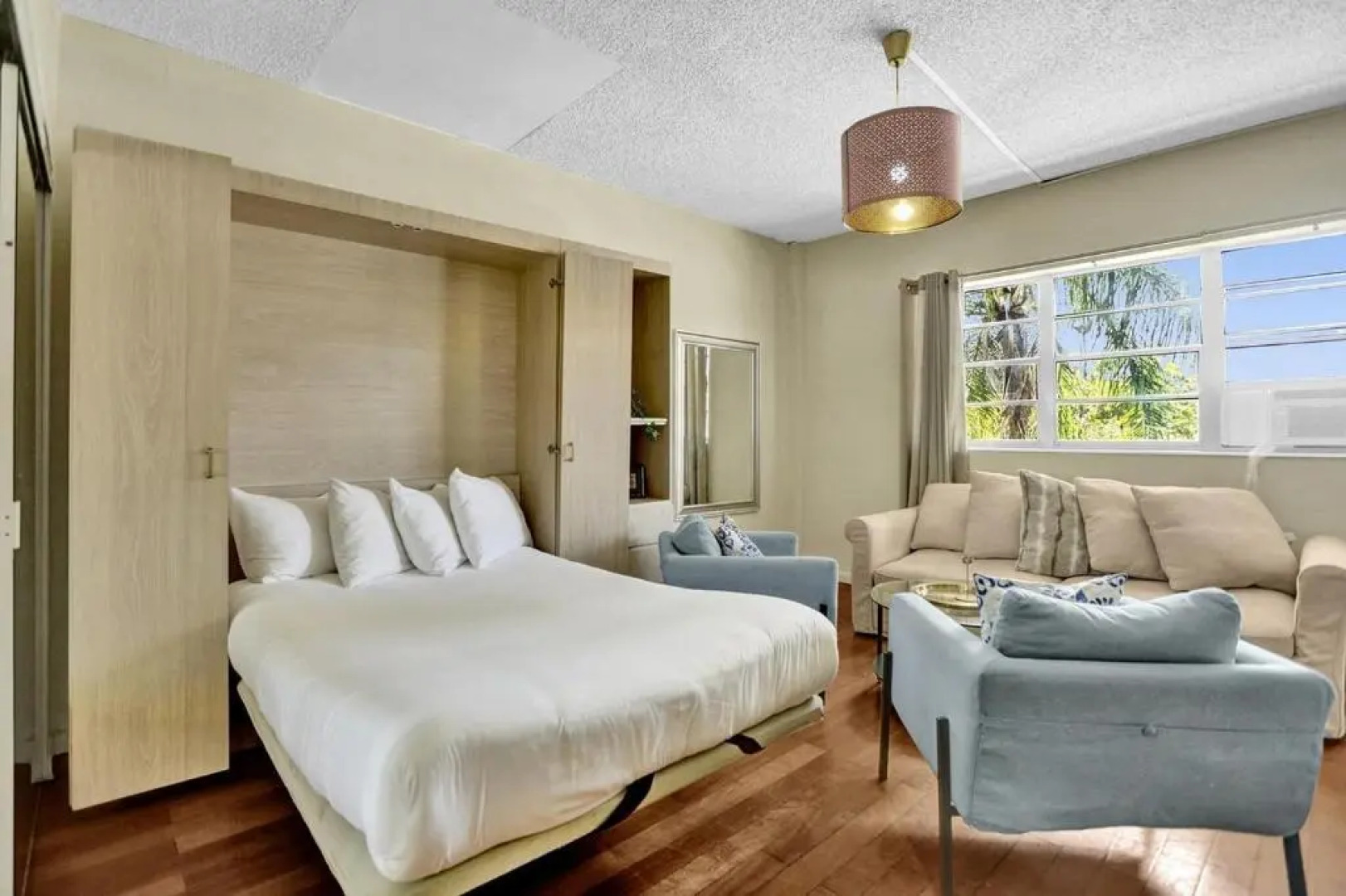 1BR1BATH GORGEOUS HALLANDALE BEACH with POOL and FREE PARKING