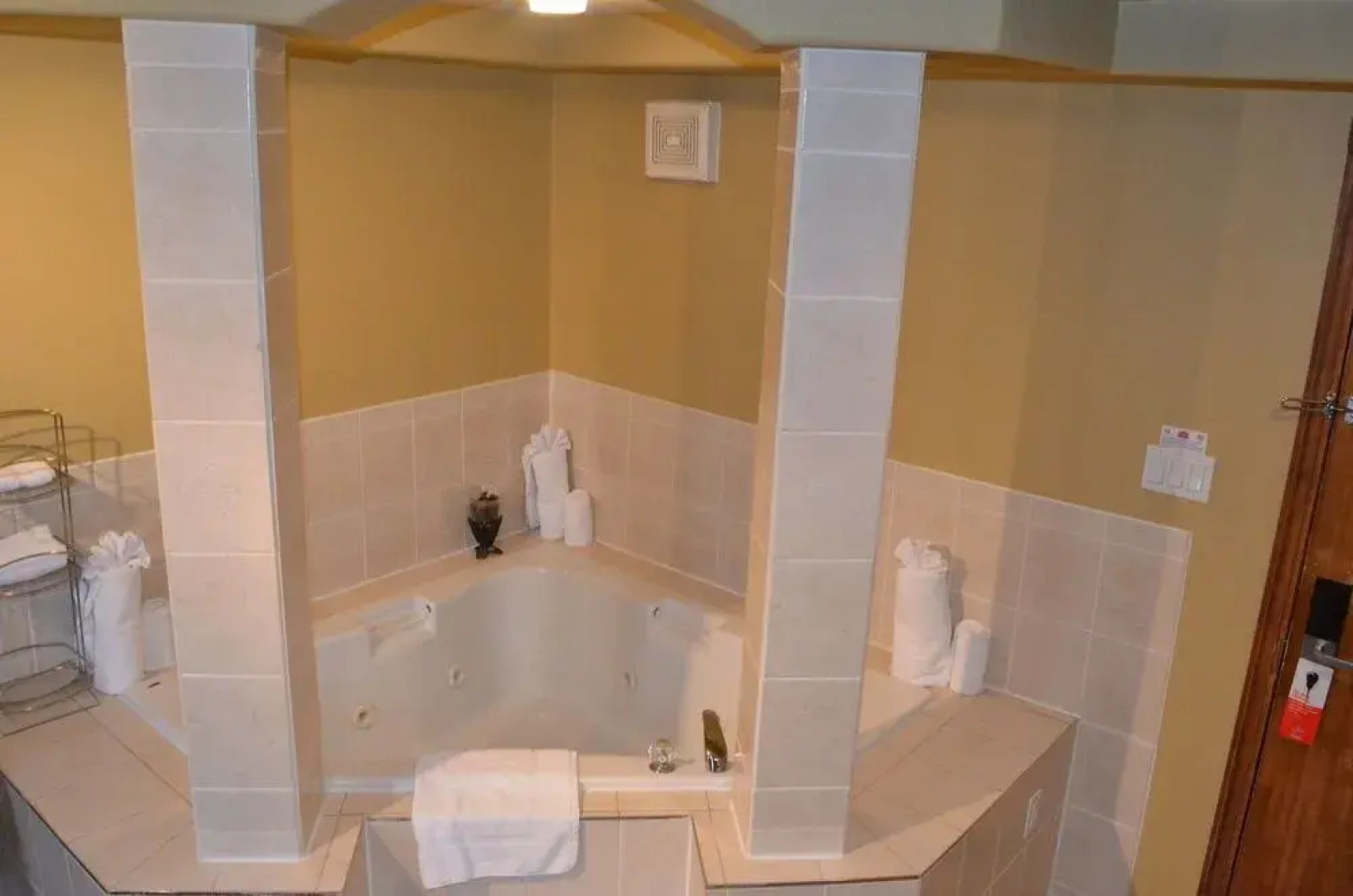 Econo Lodge Inn & Suites