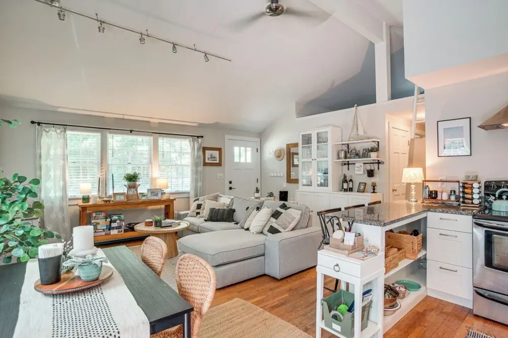 Charming Cape Cod Cottage: 4 Mi to Bristol Beach!