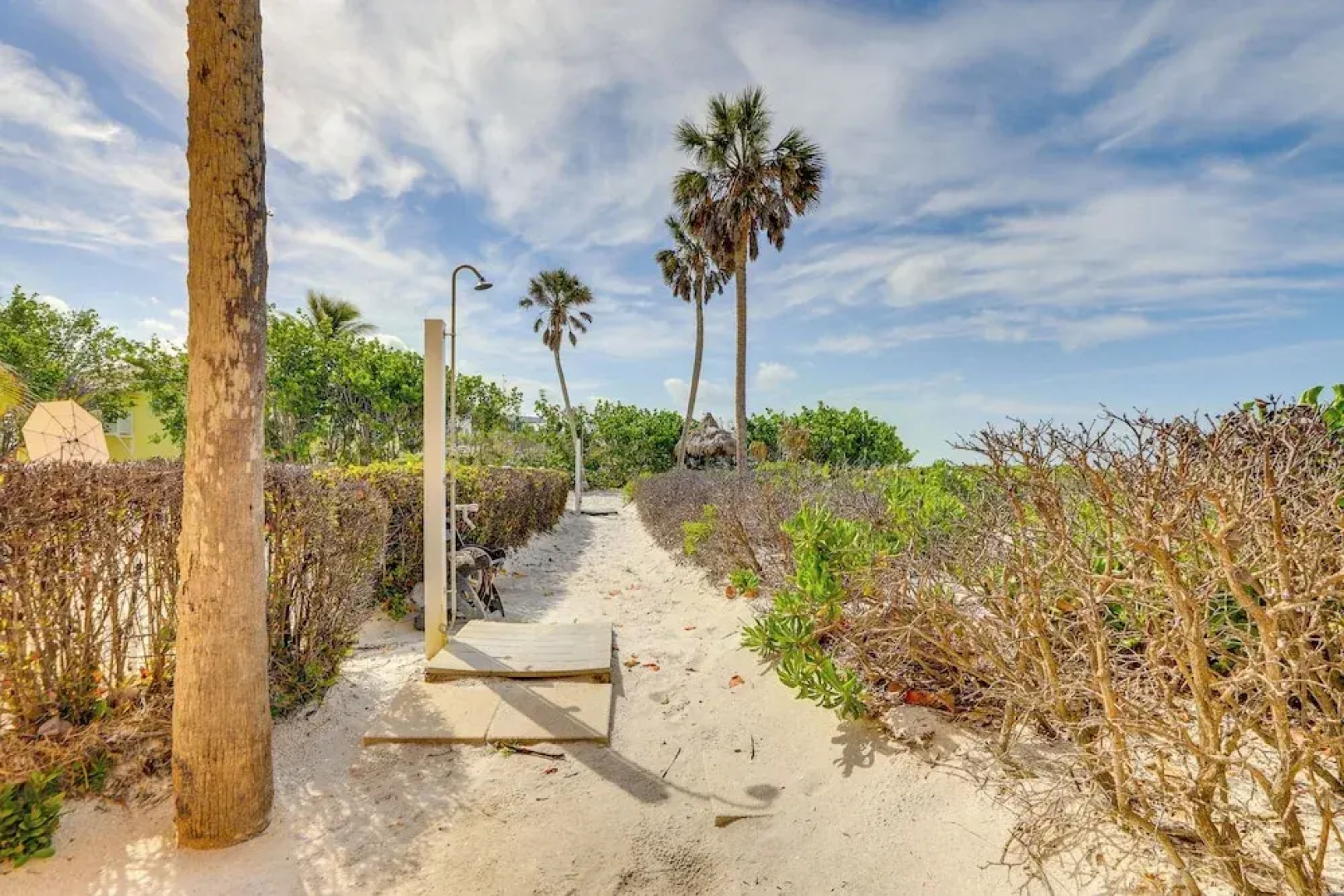 Sunlit Longboat Key Escape w/ Private Resort Beach