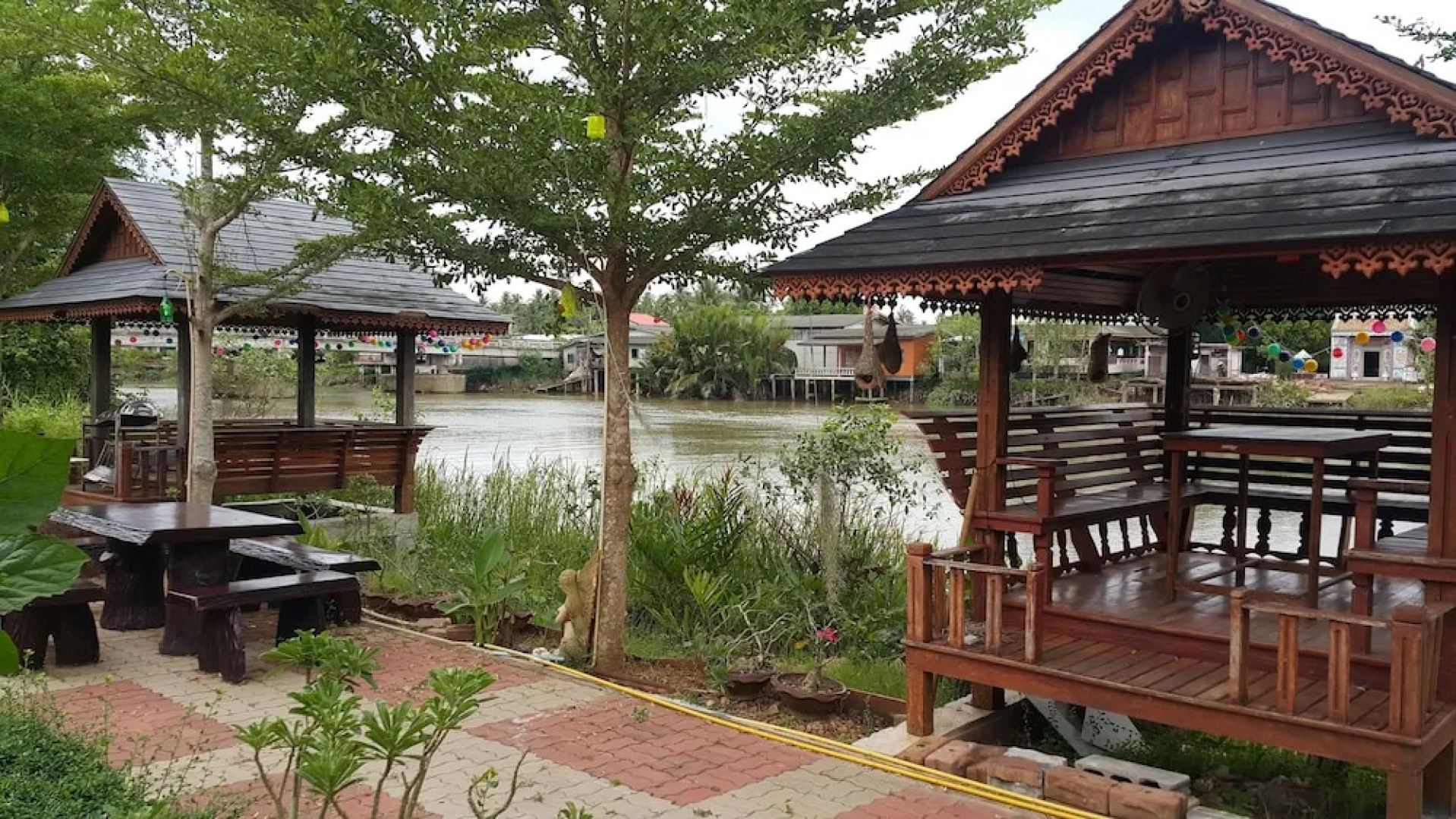 Ruenthai Rimnam Resort