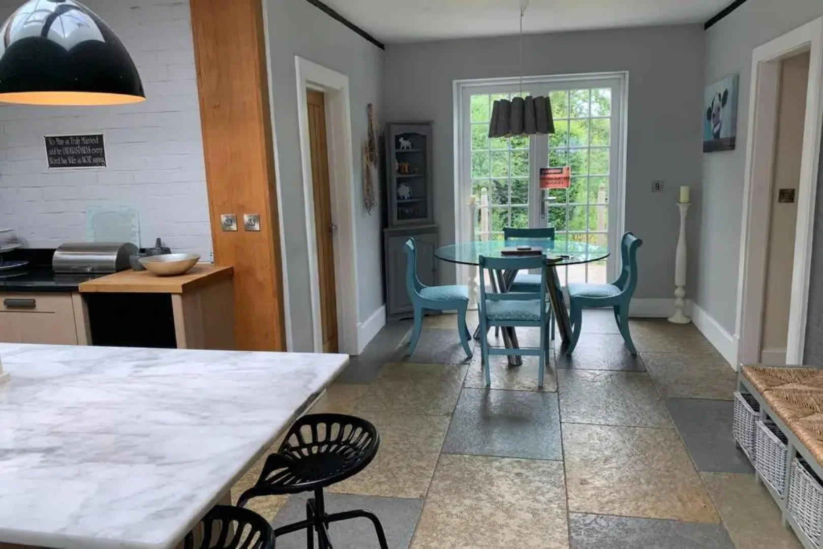 Pretty country family home- dog friendly.