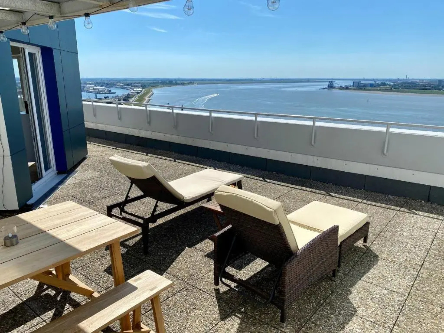 COAST HOUSE Sky Suite