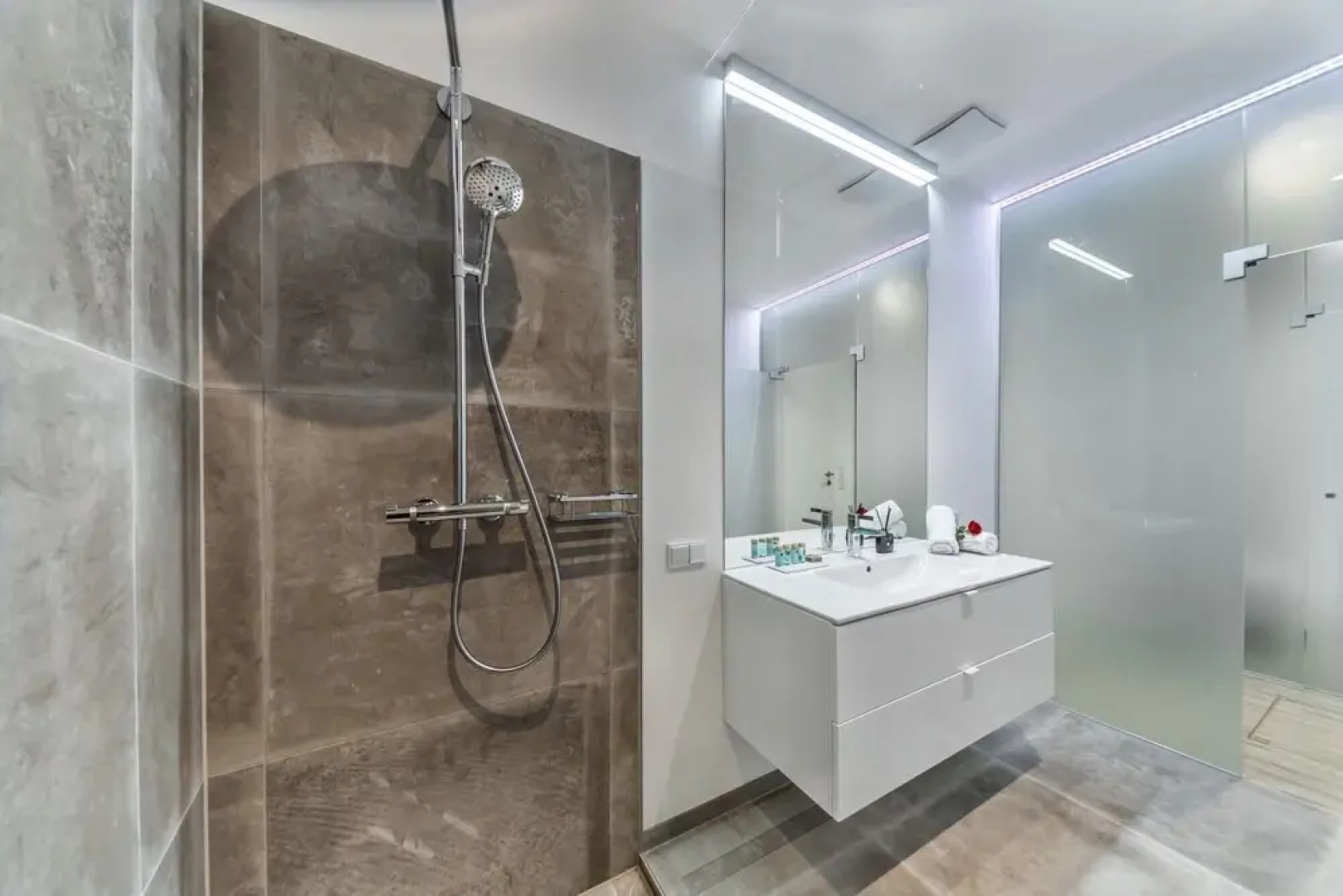 Superior Apartment Art Collection With Kingsize Bed and Air Conditioning