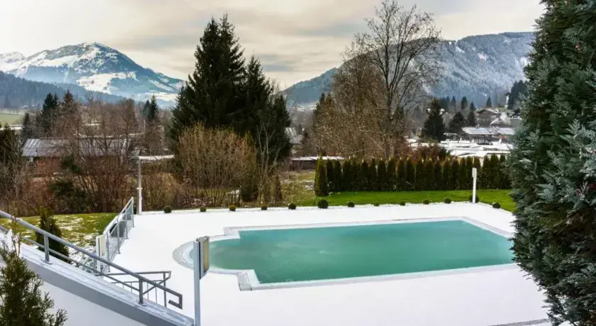 Jacks Lake & Mountain (JLM) Hostel