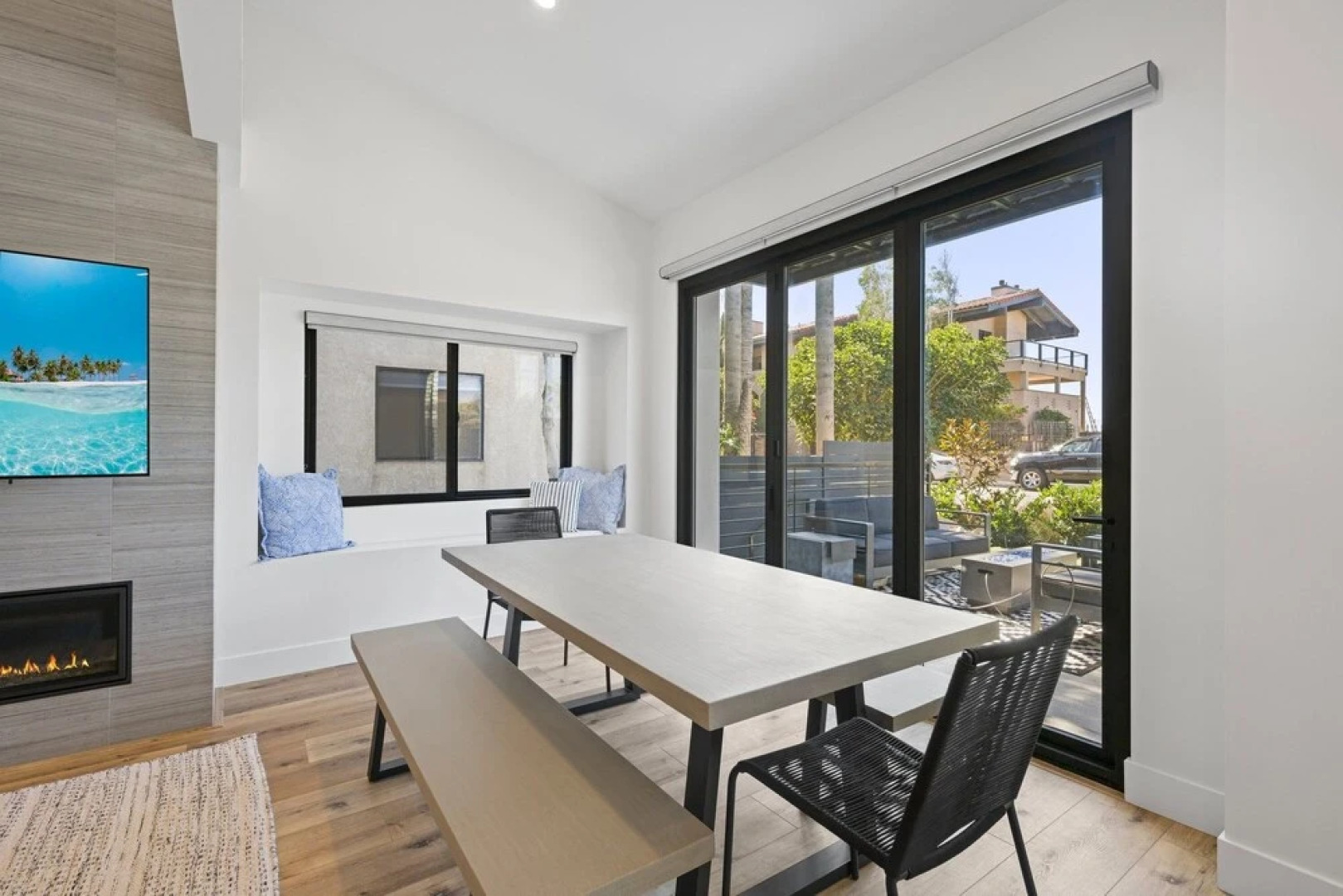 Enc831 4 Bedroom Home by Redawning