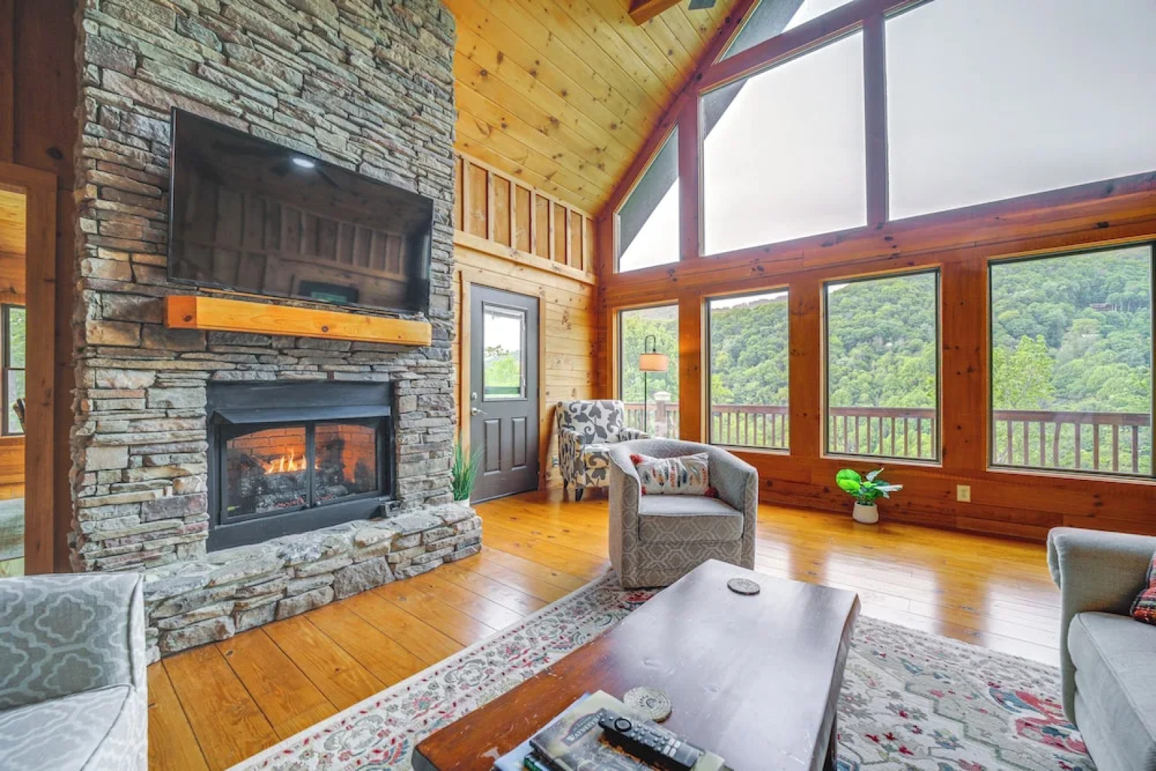 Decks & Mountain Views: Waynesville Getaway!