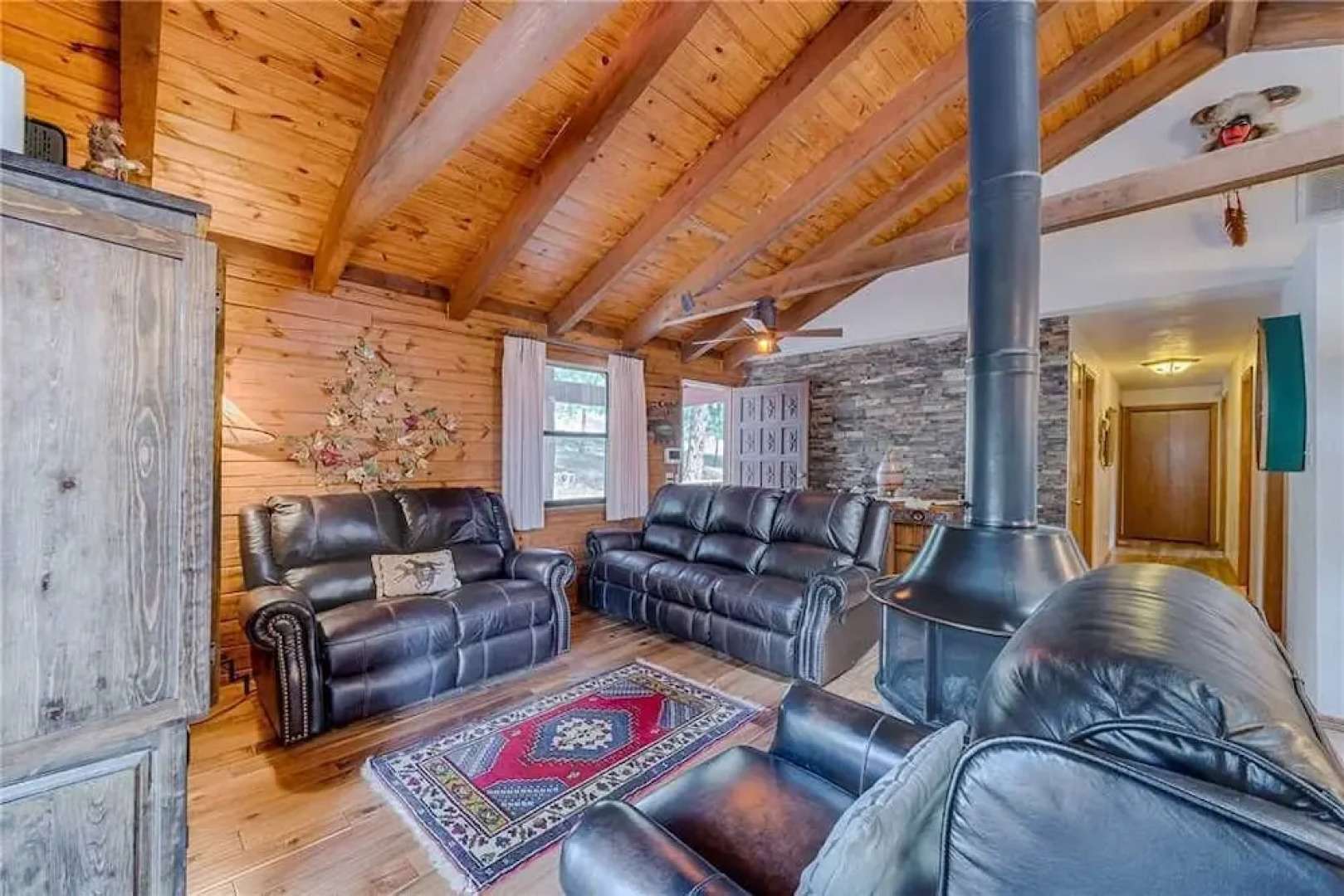 Lincoln Log Cabin - Three Bedroom Cabin with Hot Tub