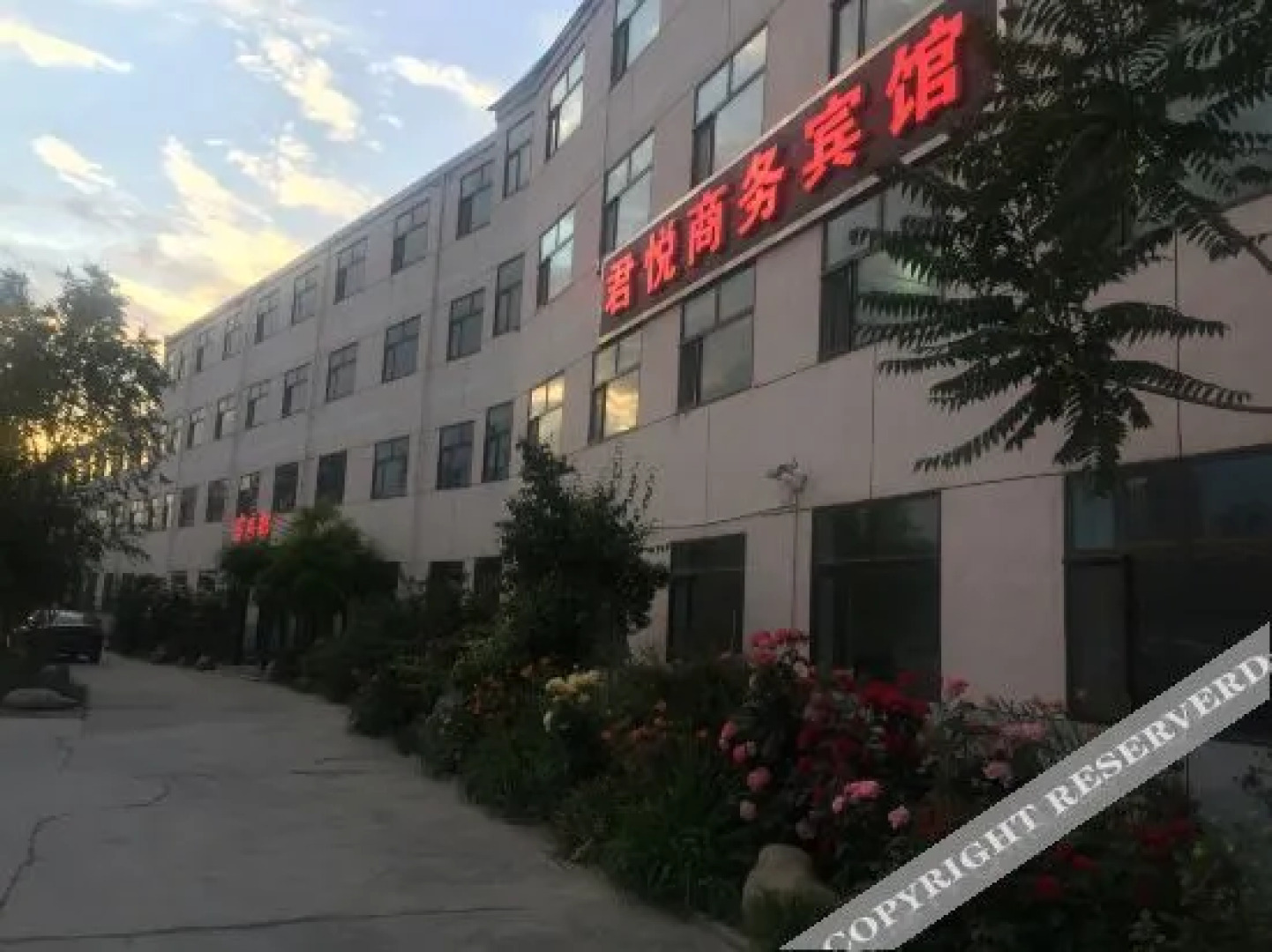 Junyue Business Hotel (Xining Caojiabao Airport Branch)