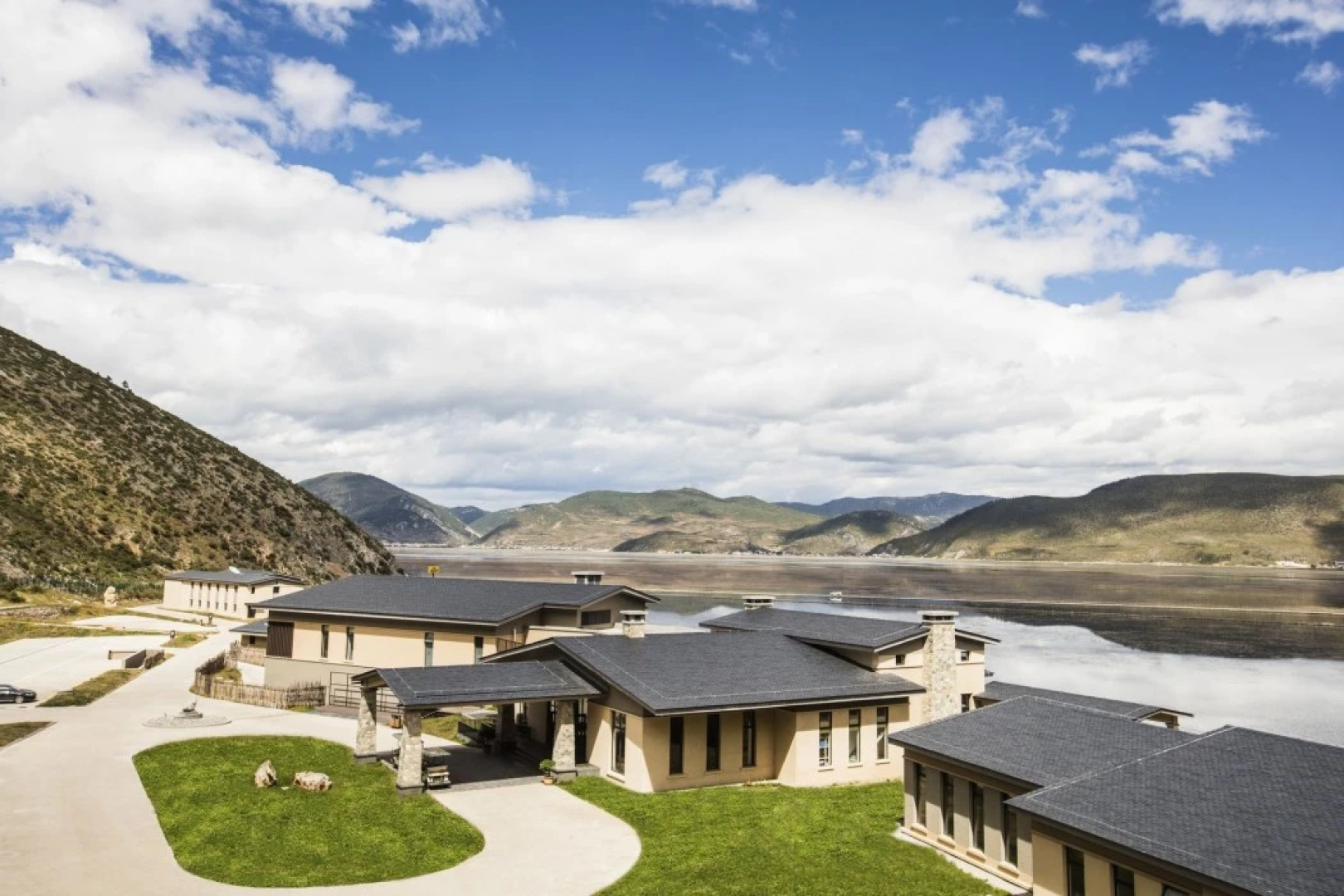 High Mountain Resort Shangri-la