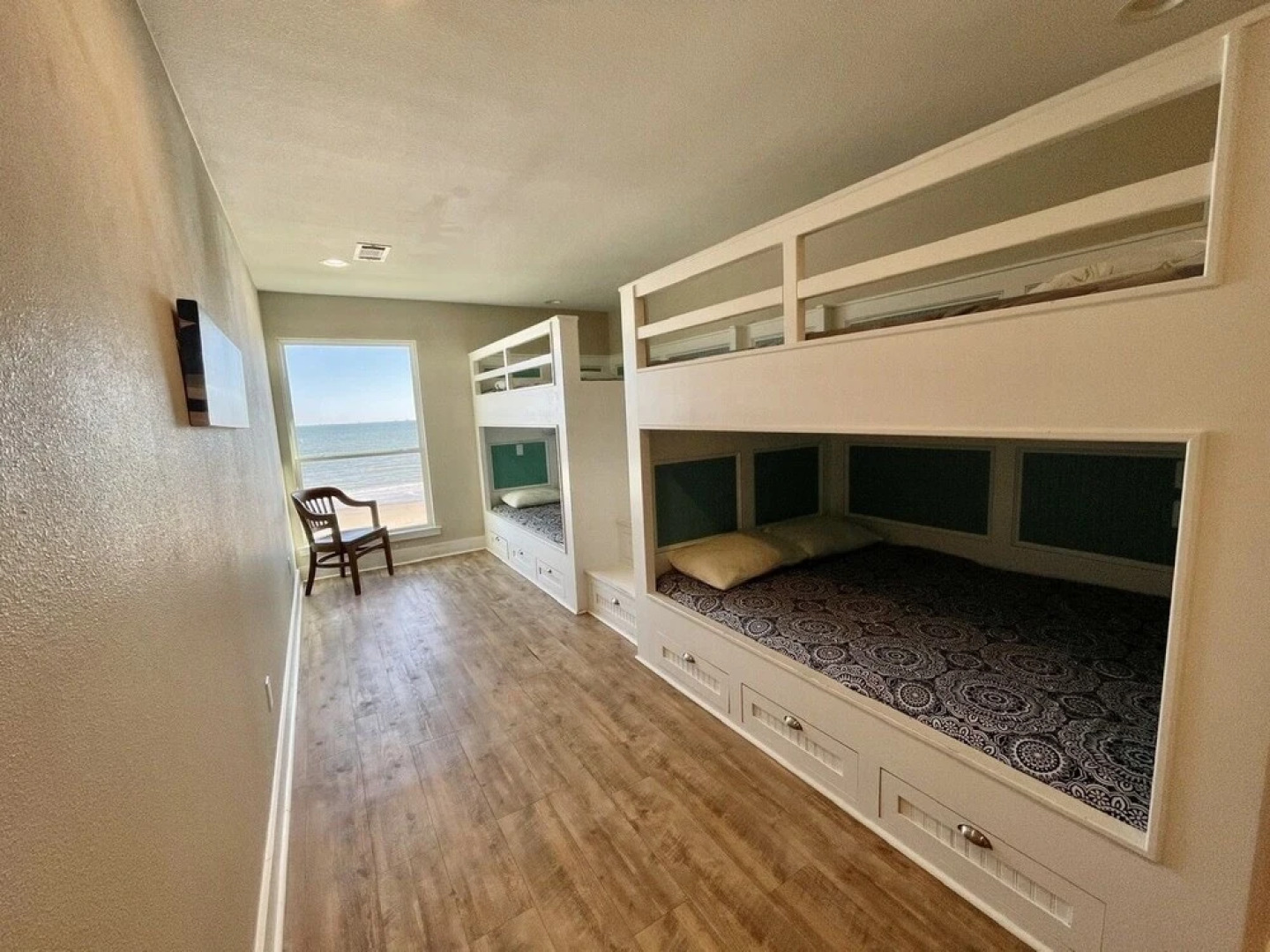 23 Yards To The Sea 6 Bedroom Home by Redawning