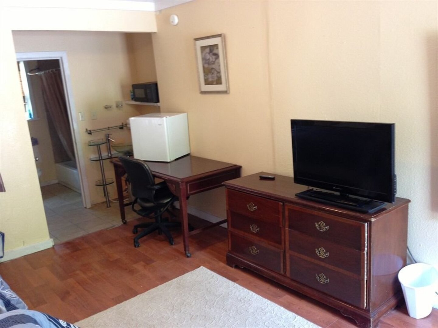 Crest Inn Suites & Cottages