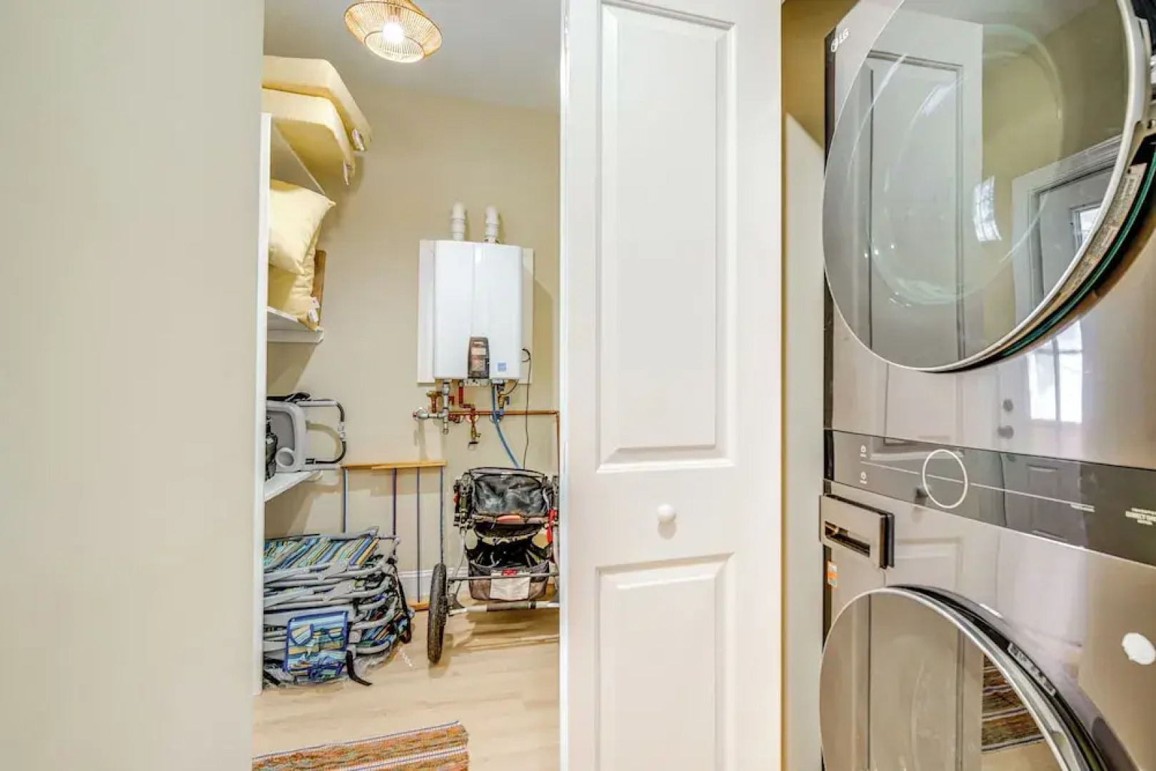 Steps to Sand: Villas Beach House w/ Decks!