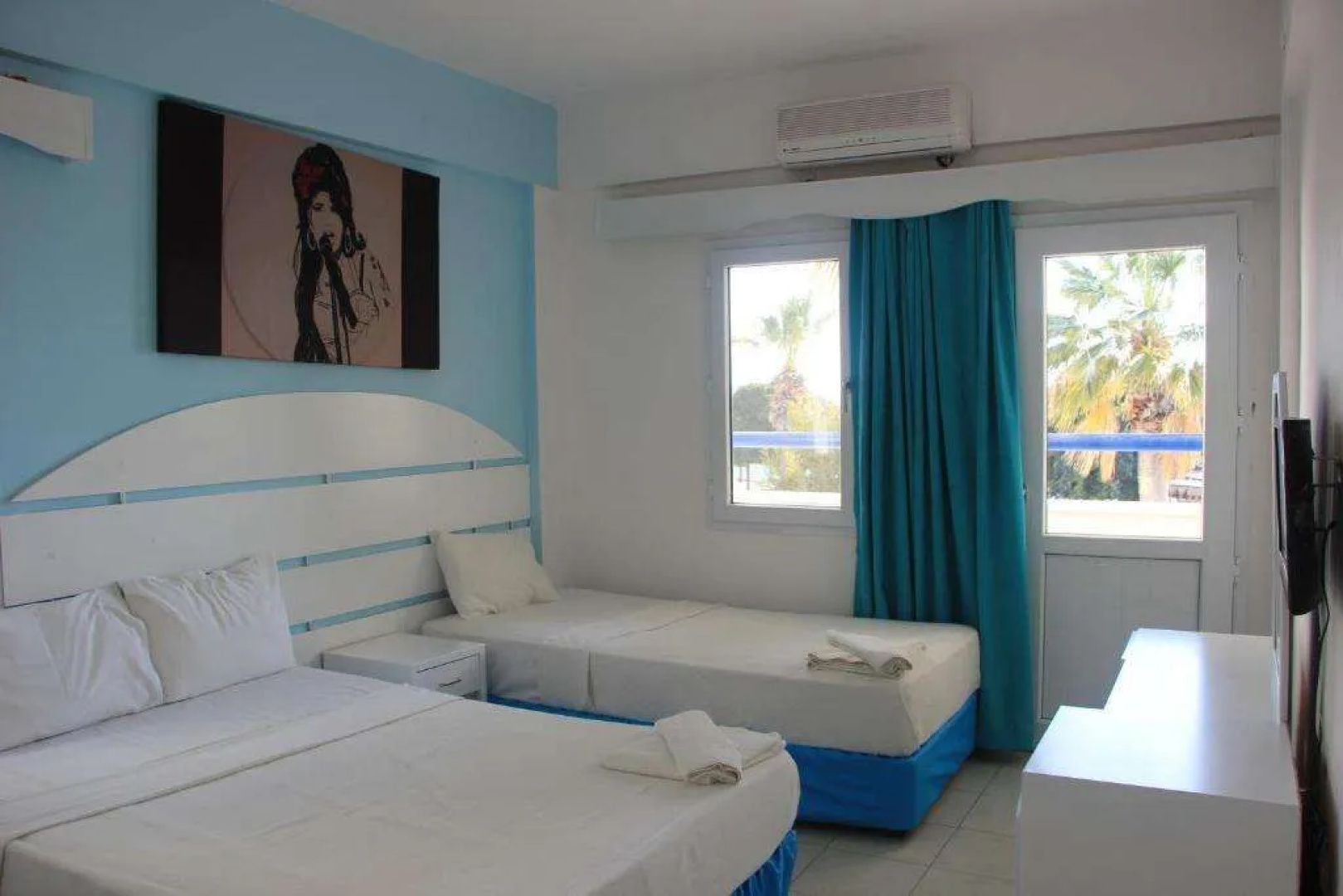 Select White Hotel