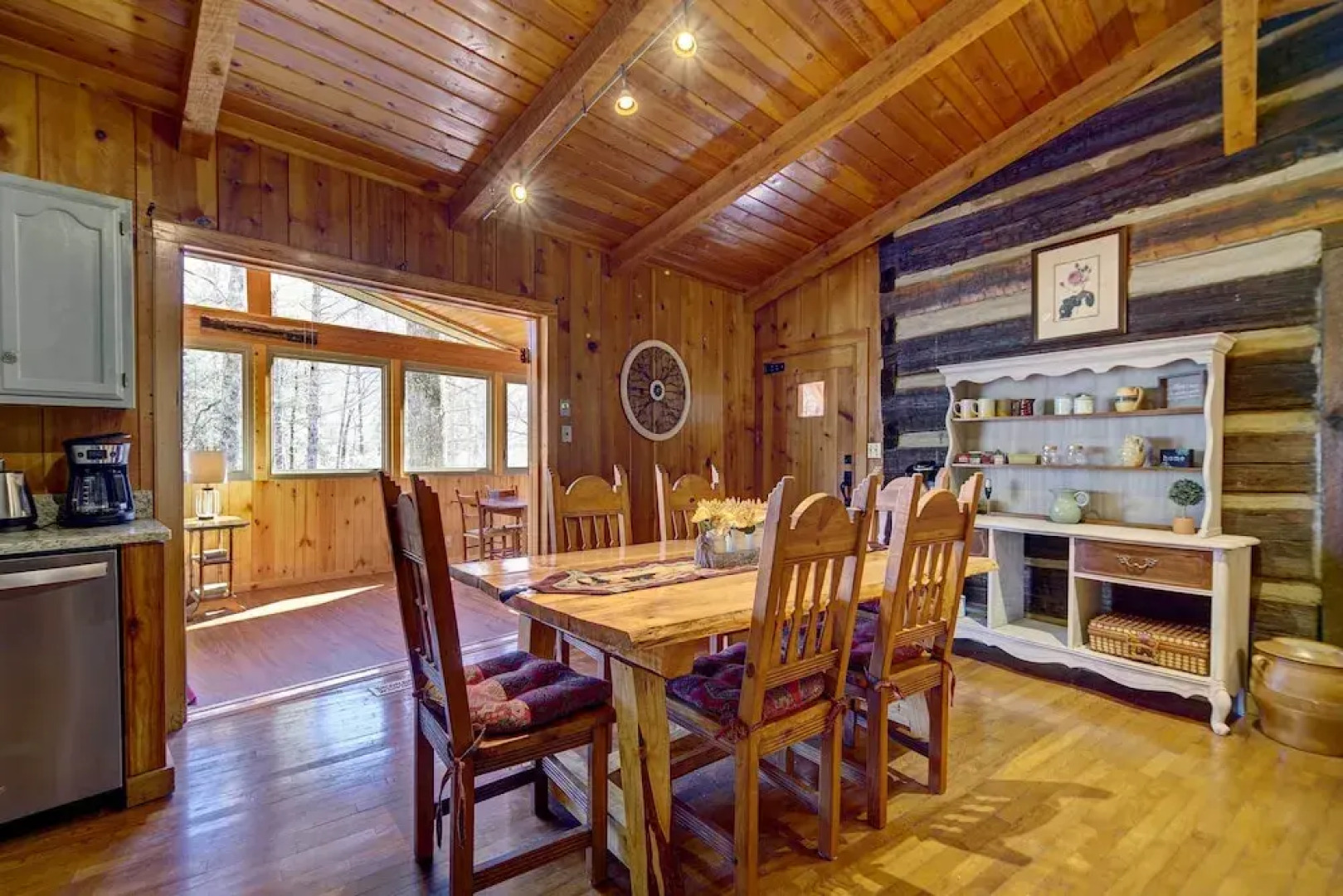 Cozy Log Cabin: 6 Mi to Great Smoky Mtns NP!