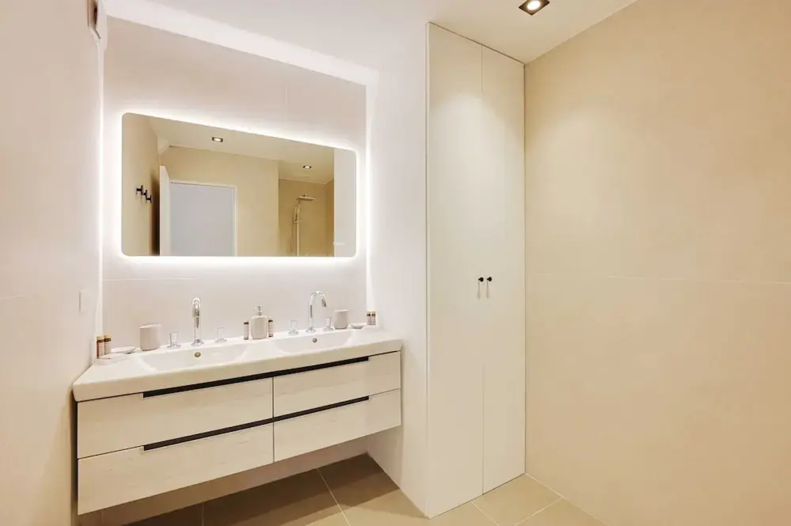 Charming Apt With AC & Balcony