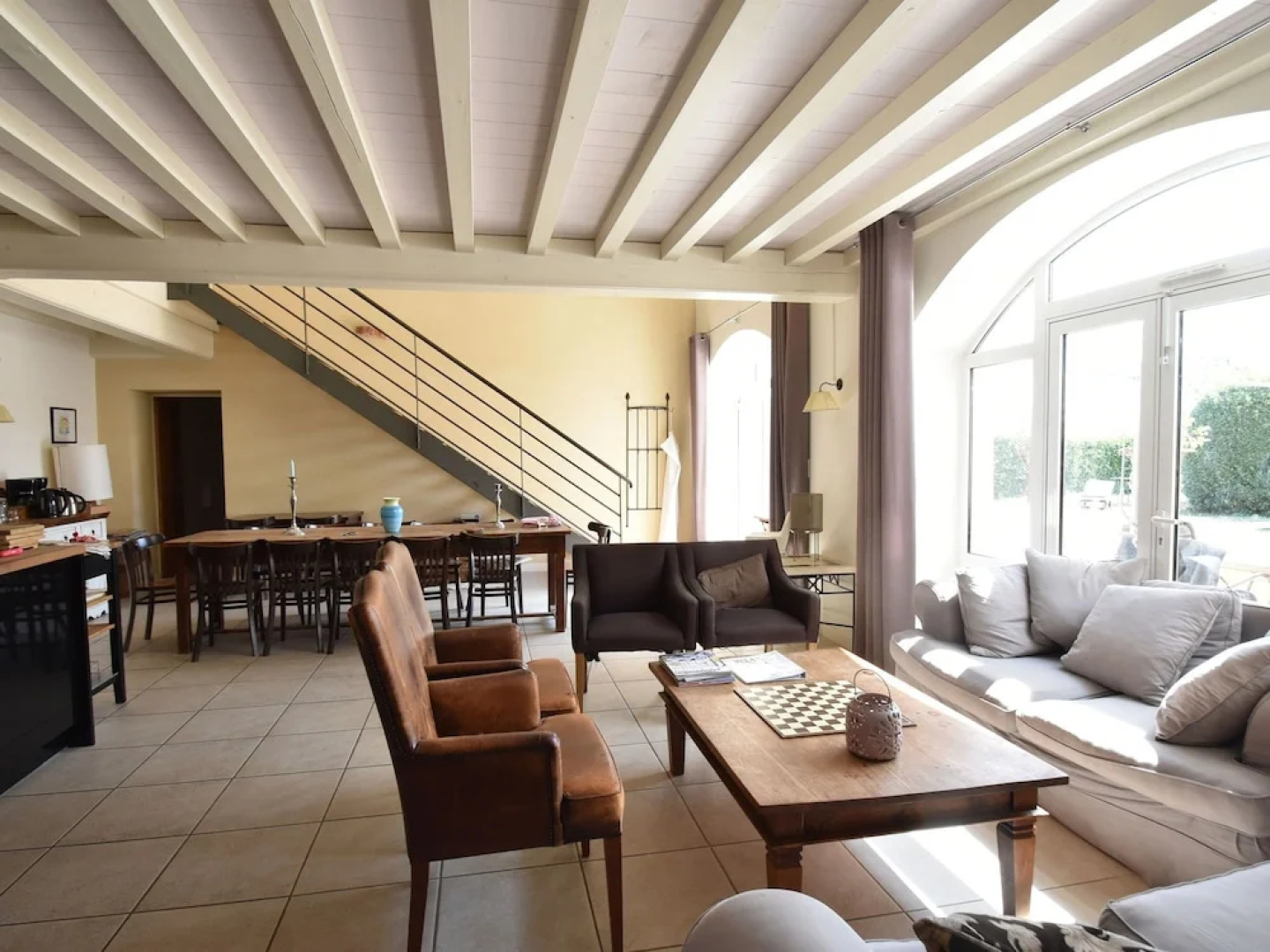 Spacious Mansion in Vinzelles With Swimming Pool