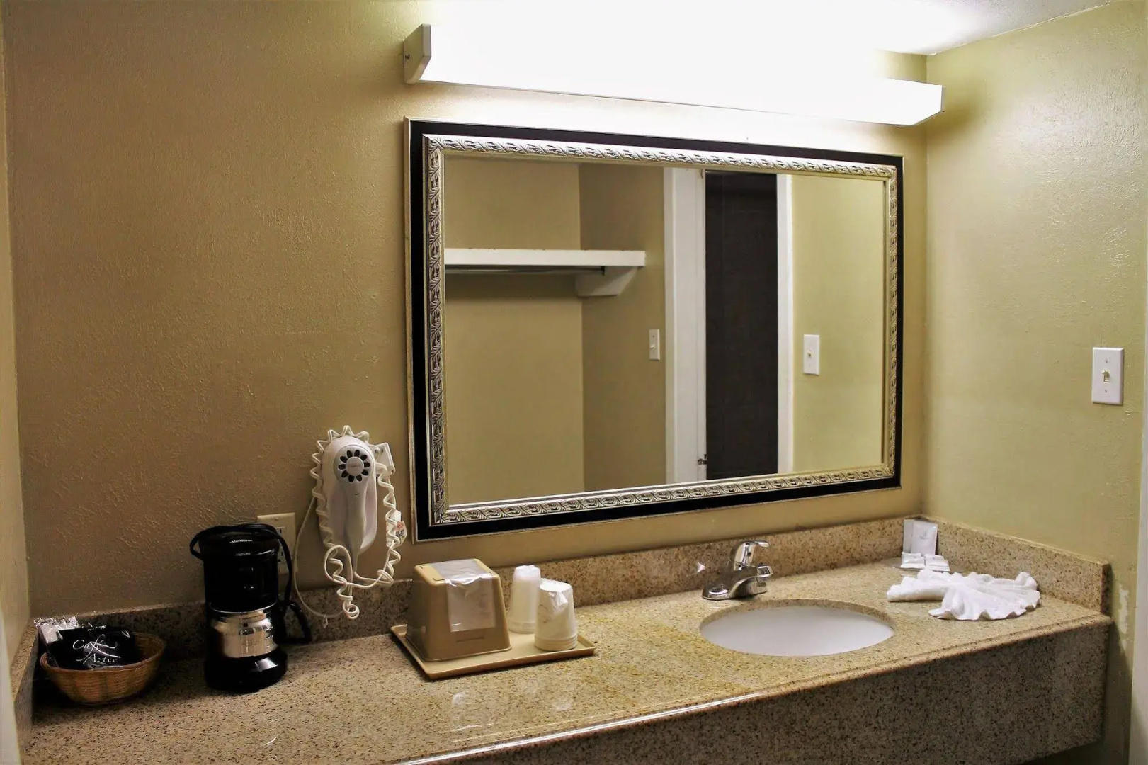 Continental Inn & Suites Nacogdoches TX / SFA  University/Downtown