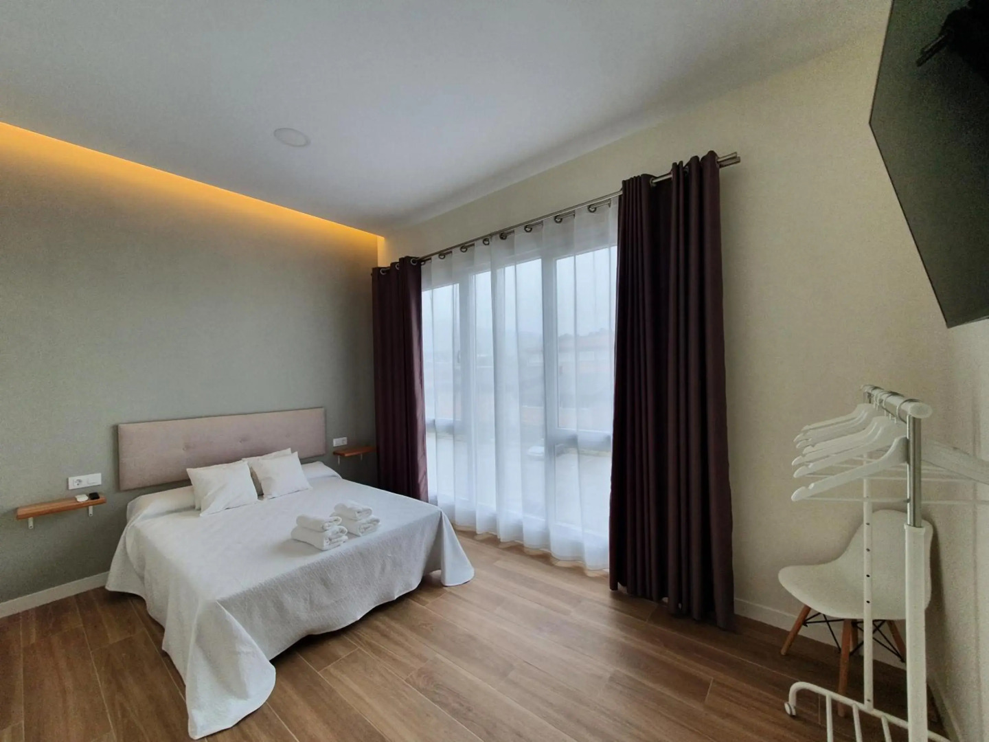 REDONDELA APARTMENTS - Bedroom, Bathroom & Kitchen
