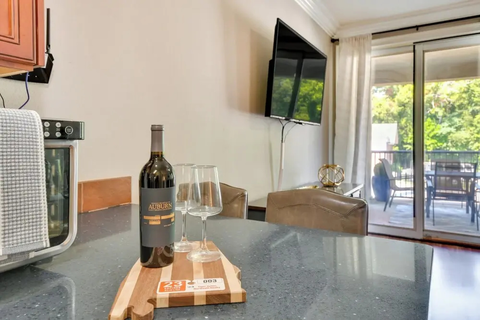 Auburn Retreat w/ Balcony - Walk to Campus!