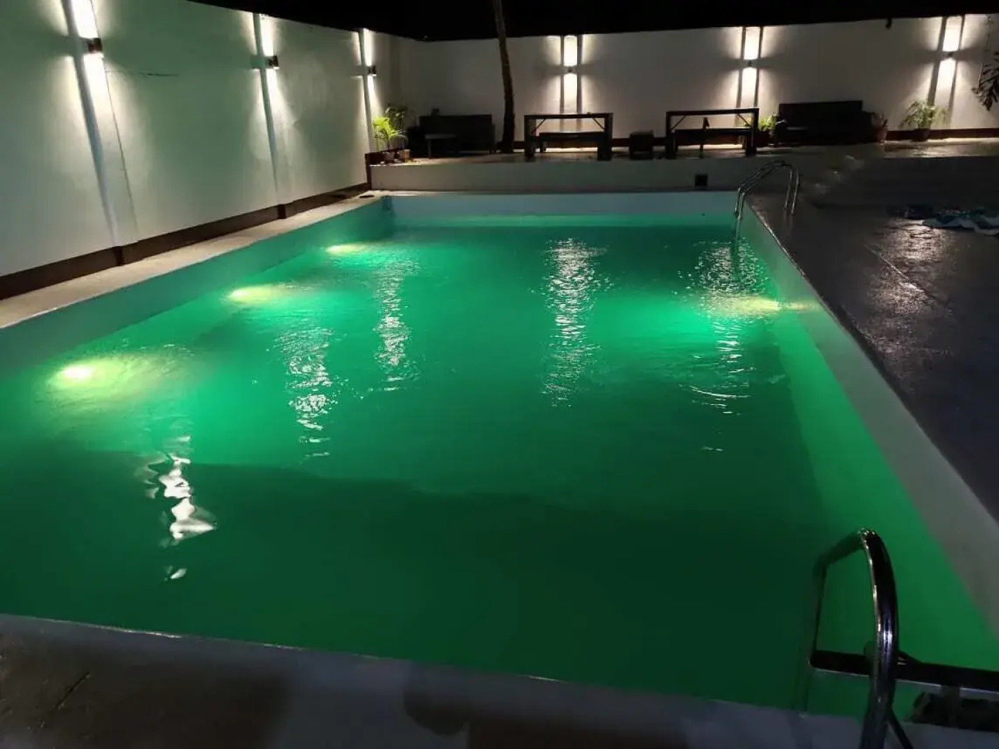 White Summerville Tourist Inn