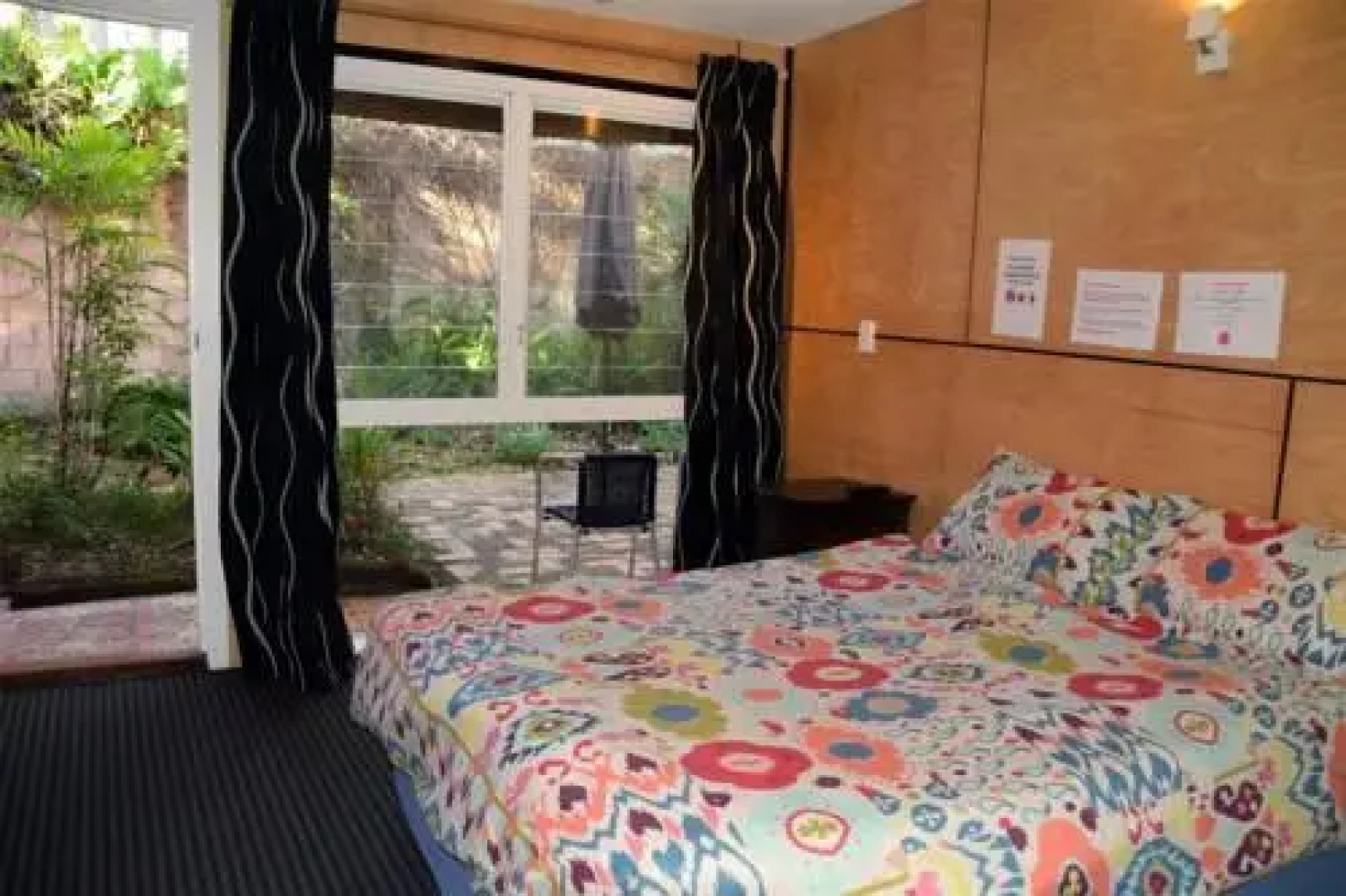 Dolphins Beach House - Hostel