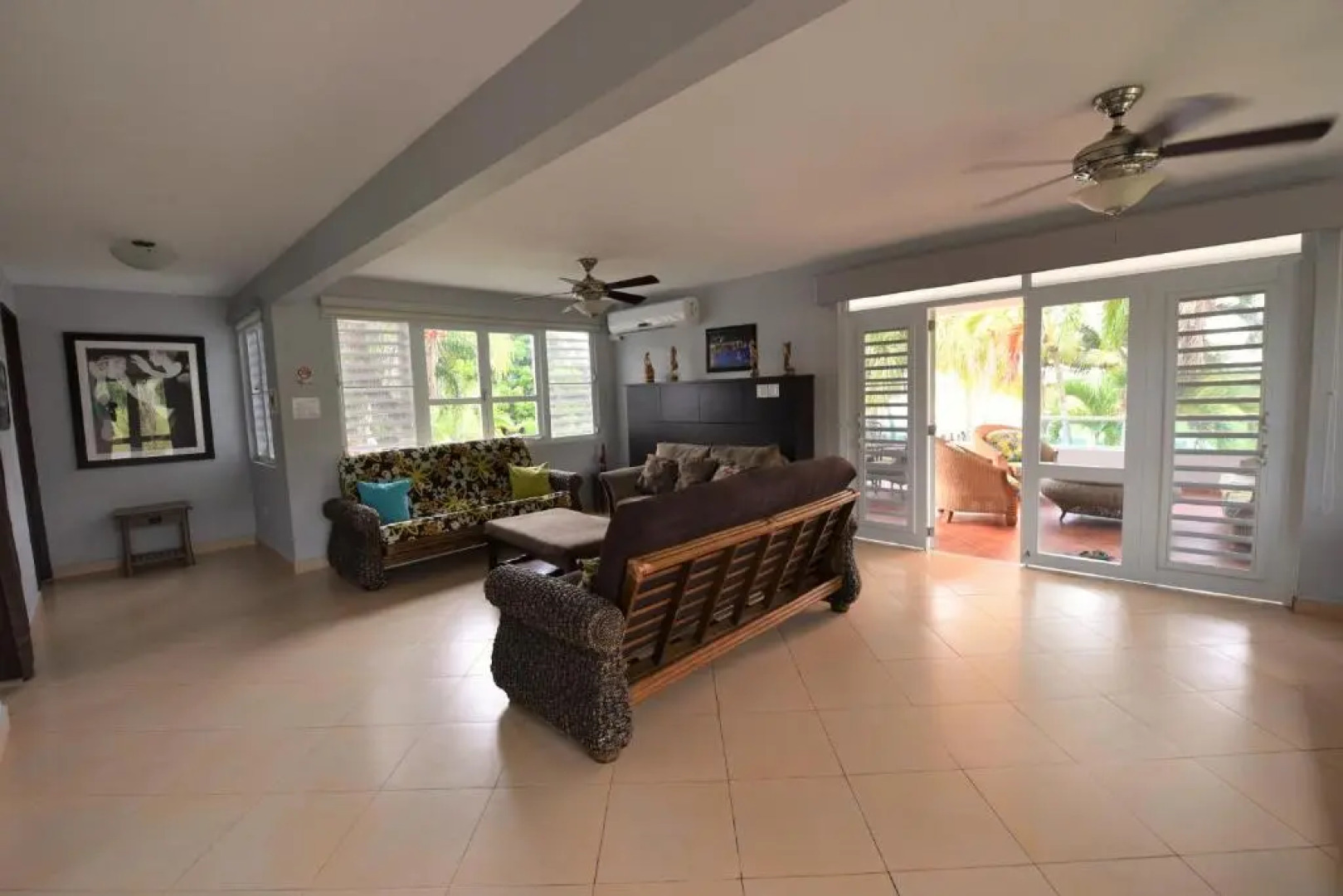 Isabela Villa sleeps 40, pool, Jacuzzi, BBQ, power plant, volley, pool table