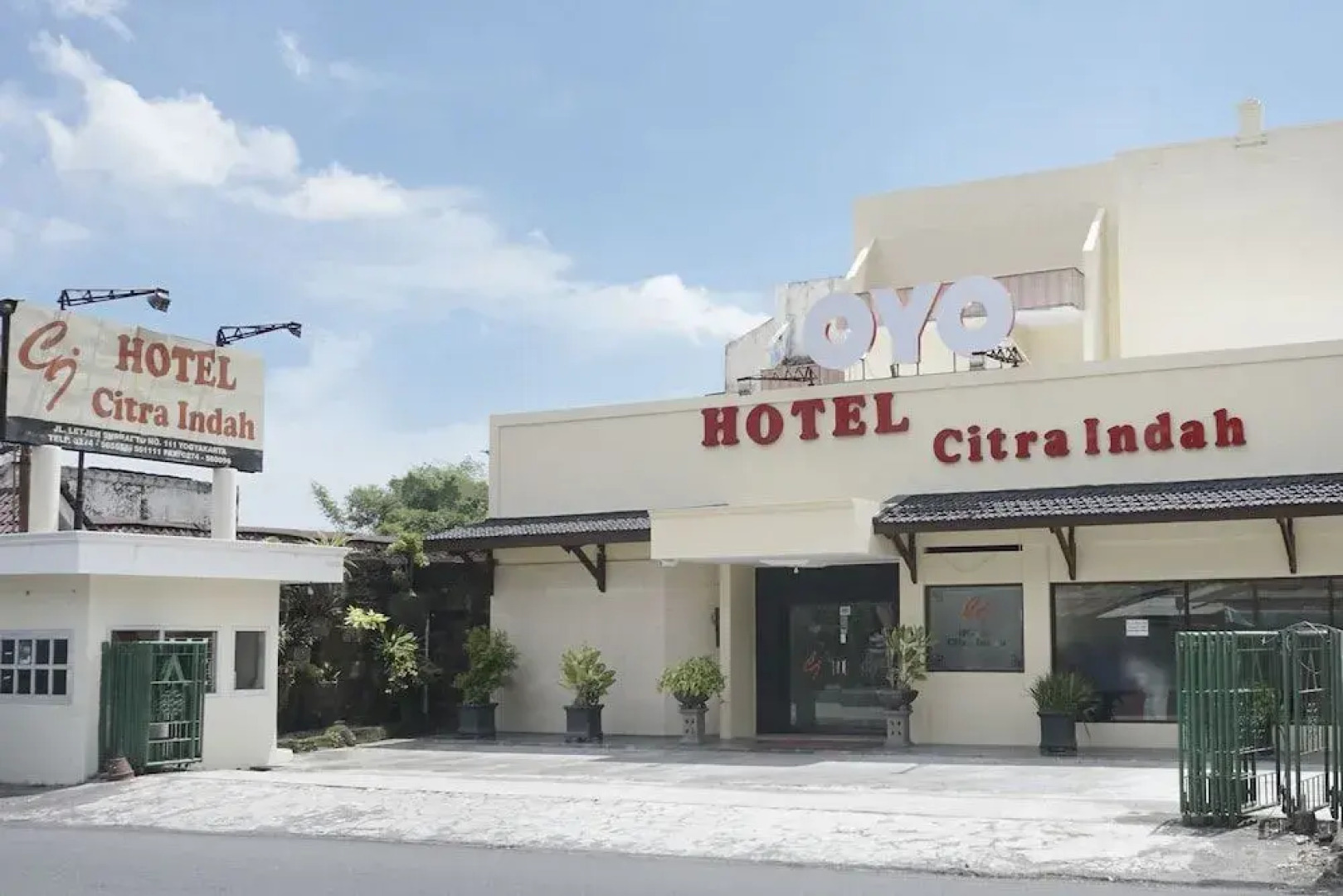OYO 561 Hotel Citra Indah Near RS Ludira Husada Tama