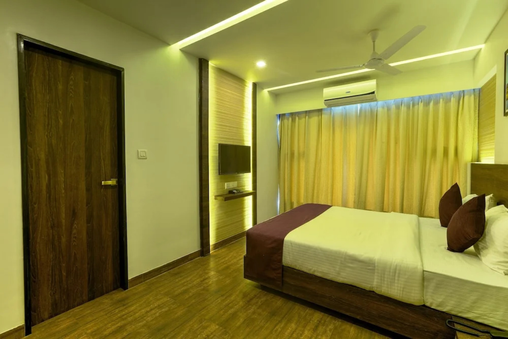 Treebo Tryst Crown Inn