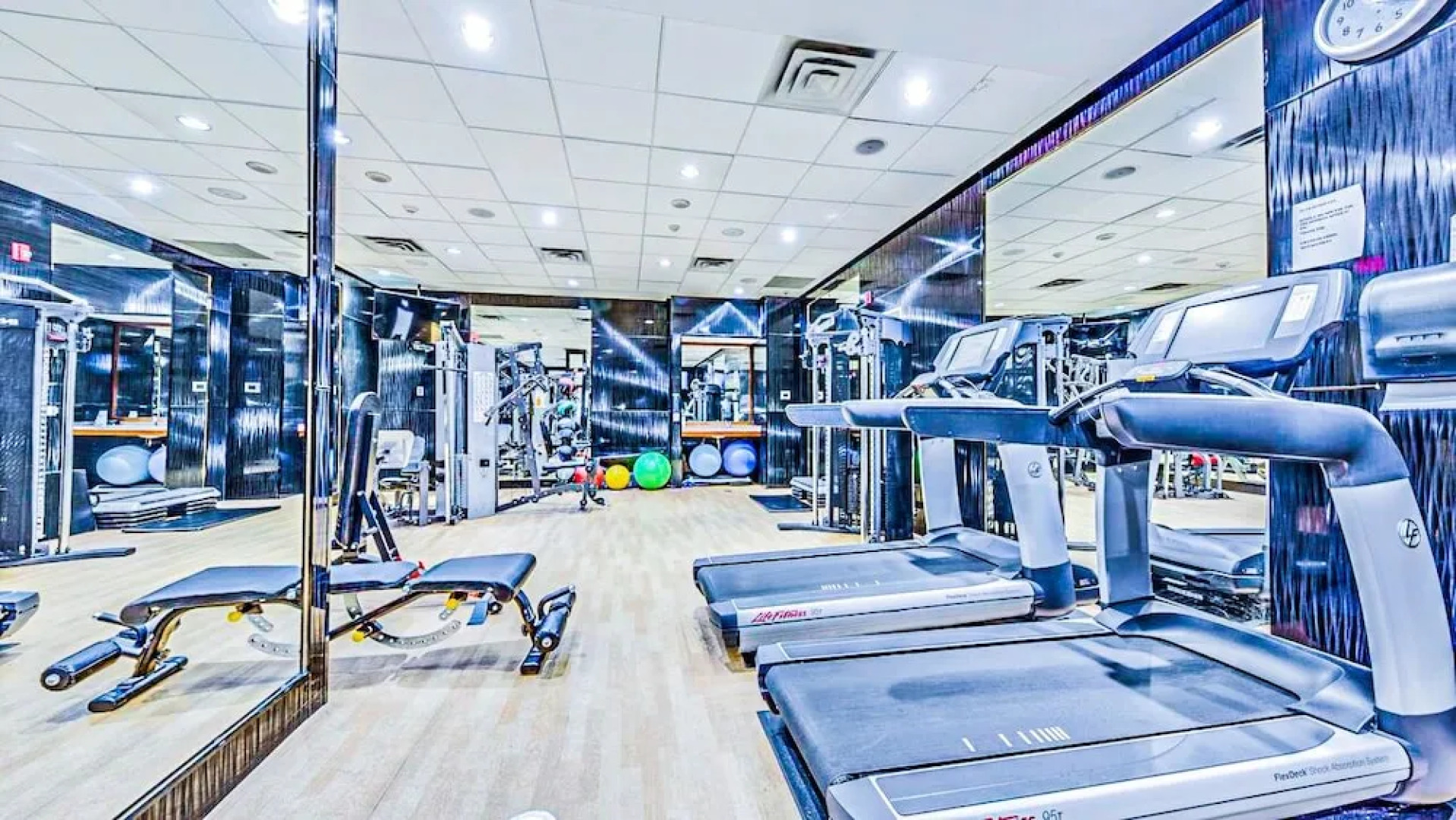 Lake View Luxury Condo by Elite Suites