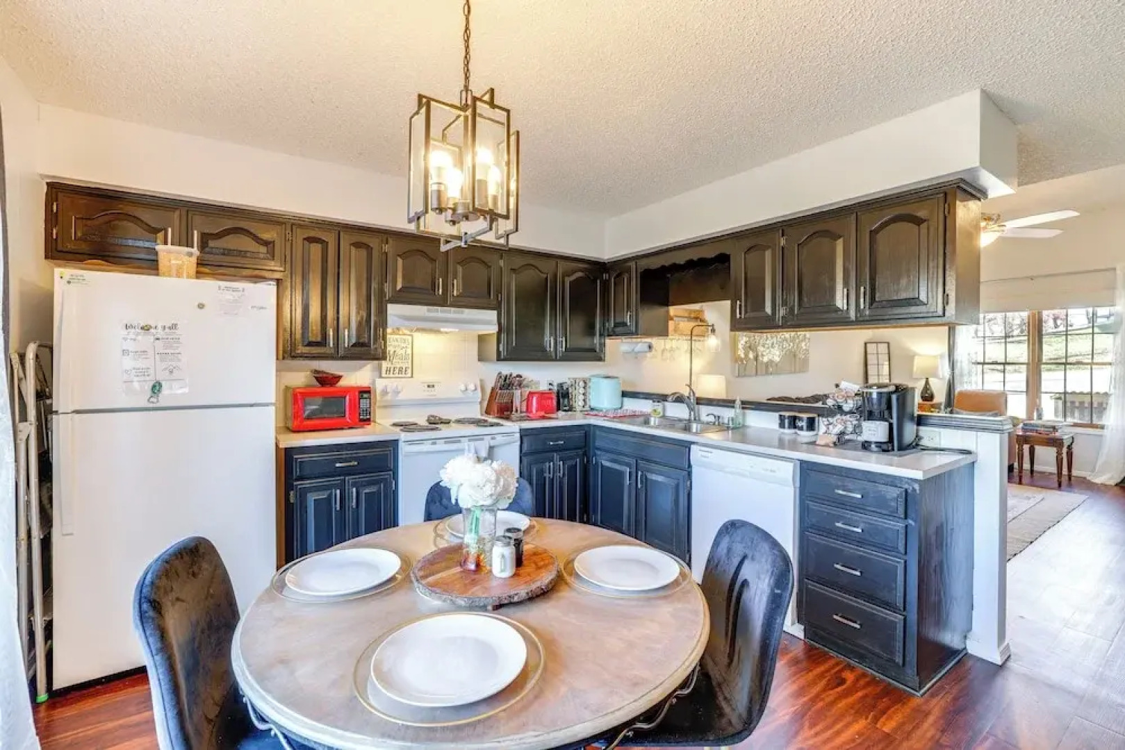 Holiday Island Escape w/ Panoramic Lake Views