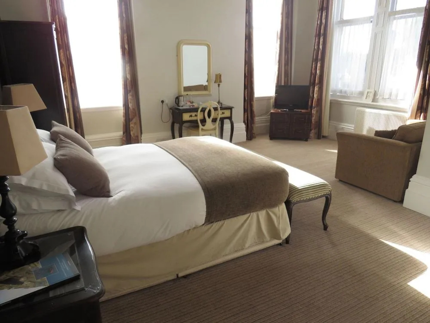 The Station Bar Grill and Rooms