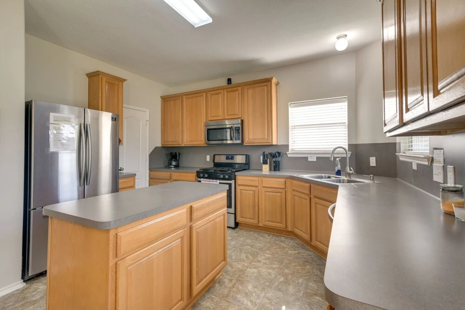 Pet-friendly Pearland Home ~ 21 Mi to Houston!