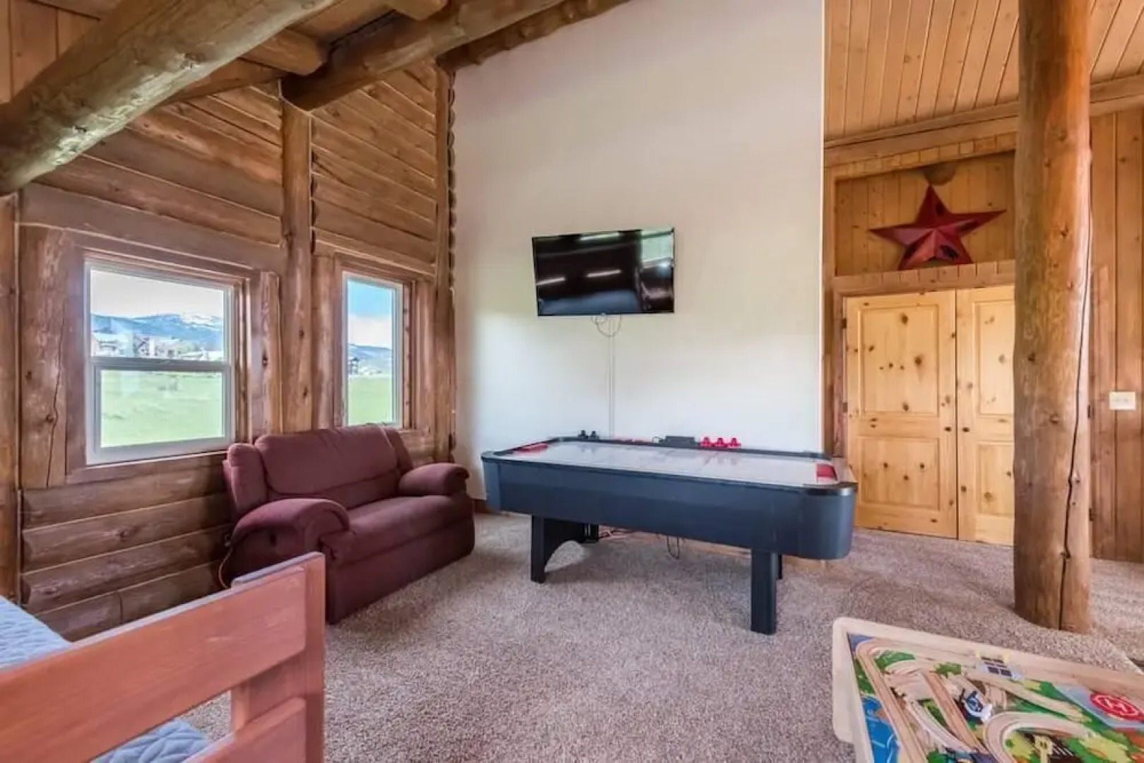 The Two Moose Inn - Luxury Log Cabin for Families!