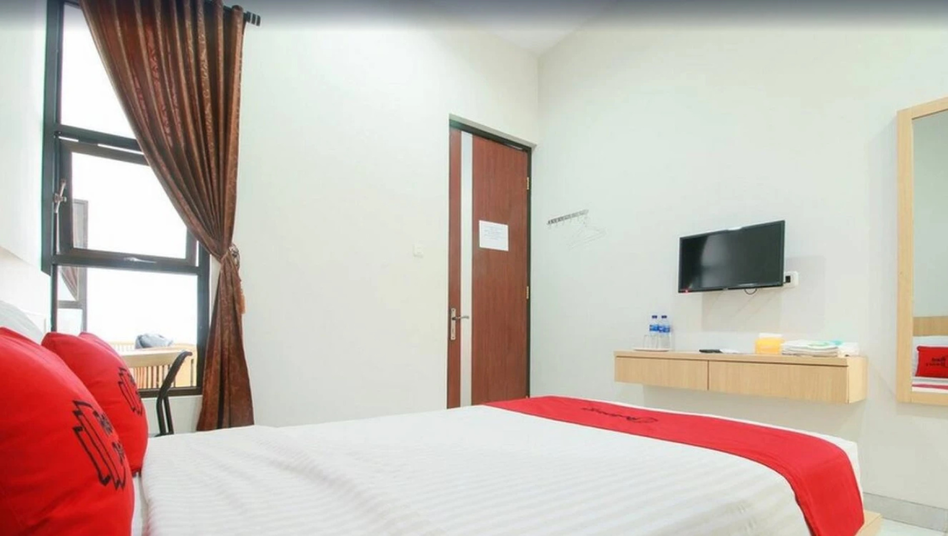 RedDoorz Syariah near Universitas Jenderal Soedirman