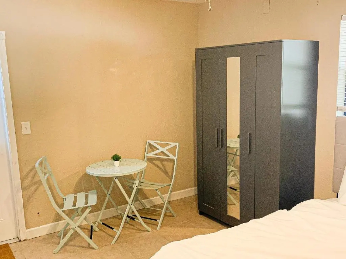 Succulent Studio by beach w/full kitchen