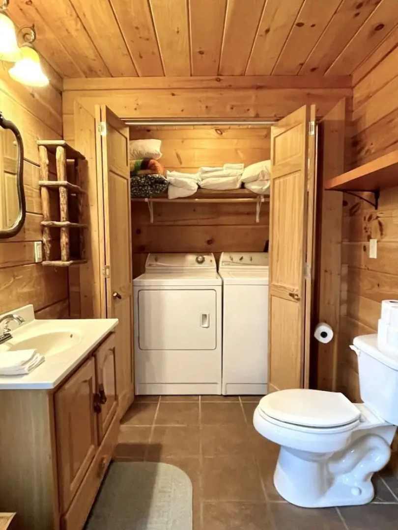 Romantic, pet friendly cabin with private hot tub, washer/dryer and full kitchen Studio Cabin by RedAwning