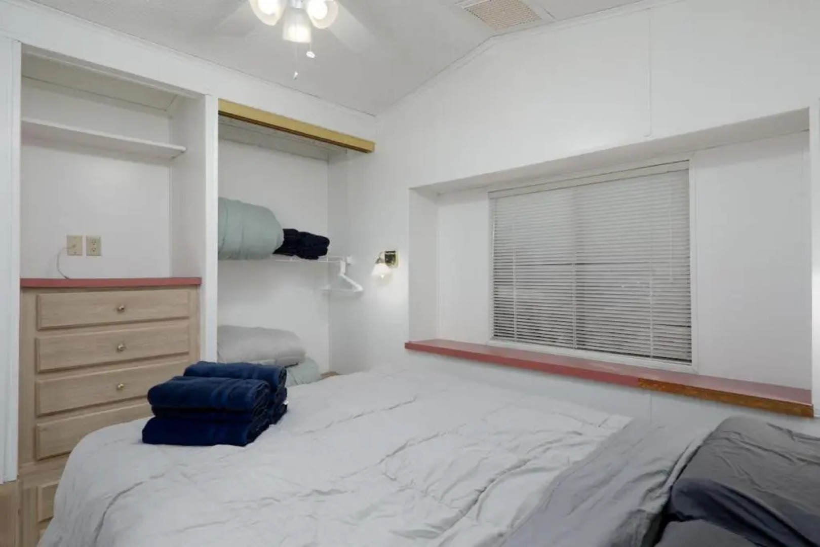 Lake Havasu Cabin Mtn&Lake Views, FREE ON SITE Boat Launch ramp and marina