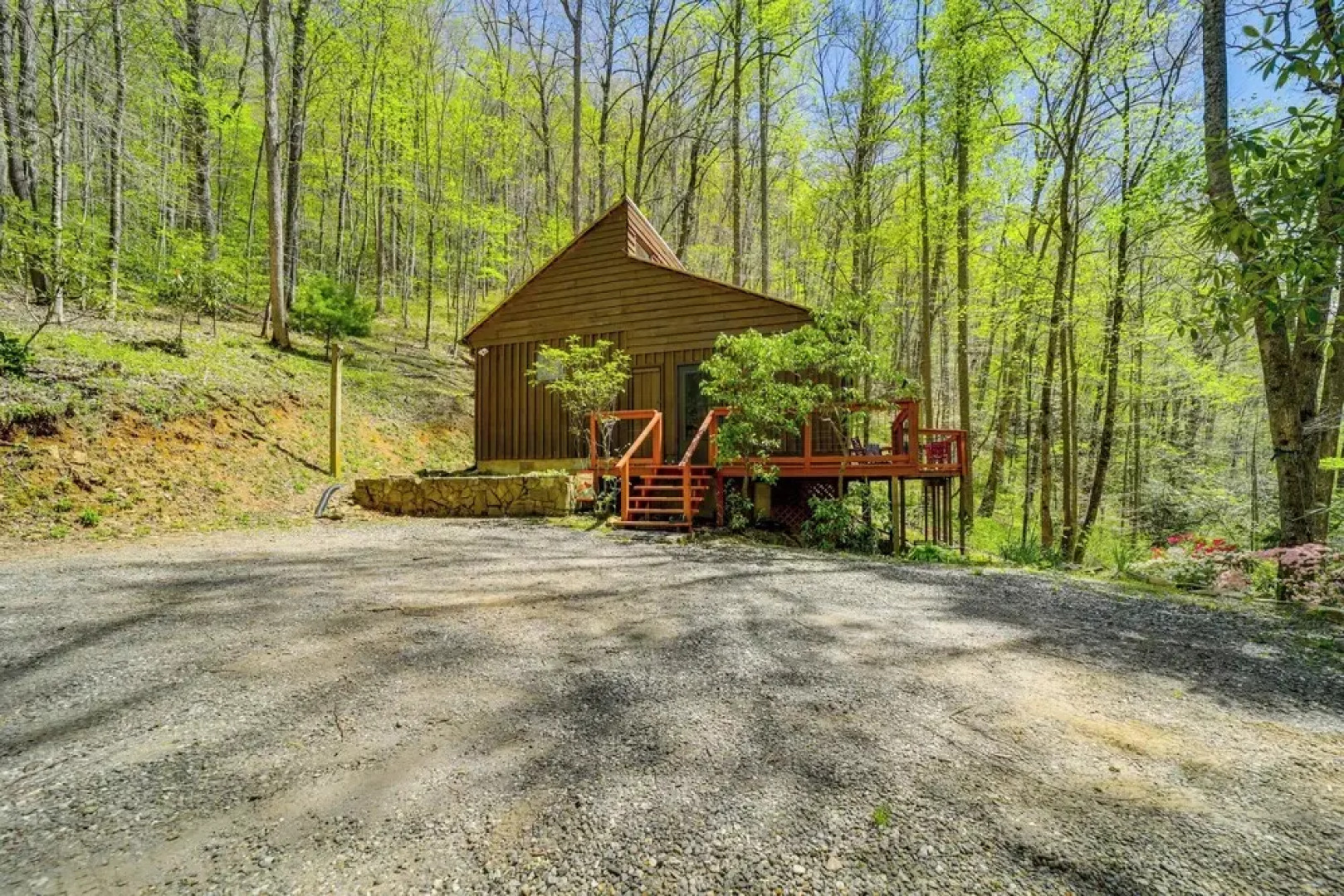 Creekside Cabin w/ Deck & Grill in Whittier!
