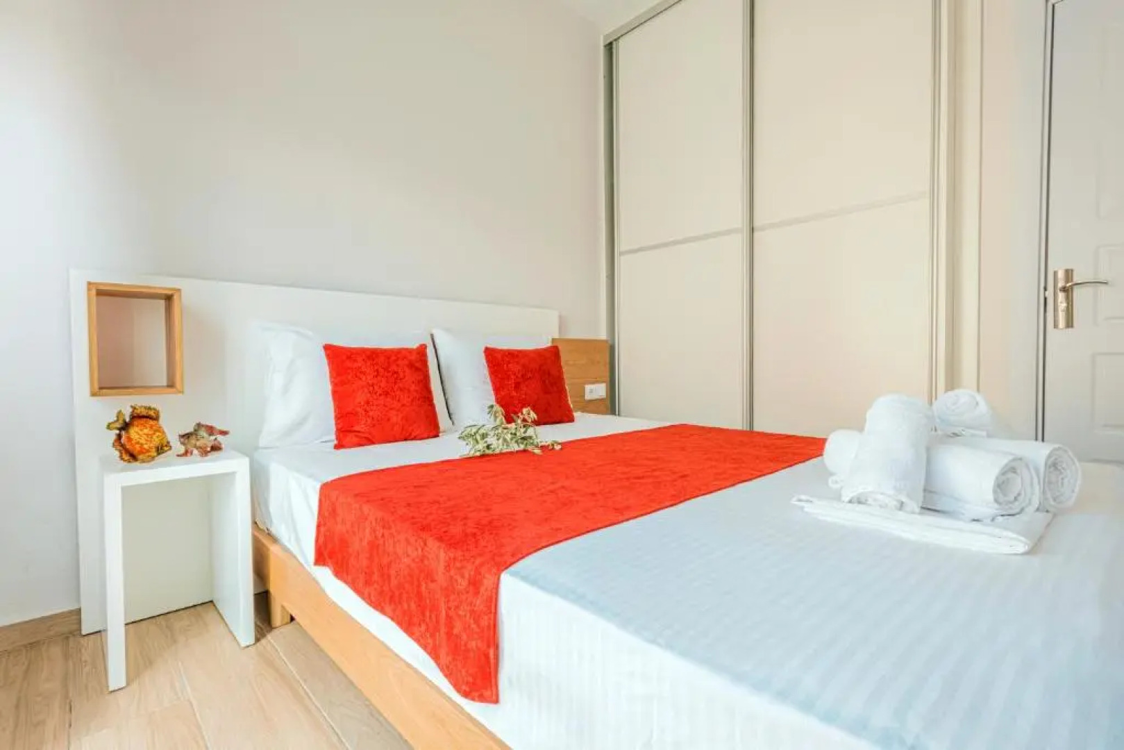 Design Suites Efharis (Merlot)