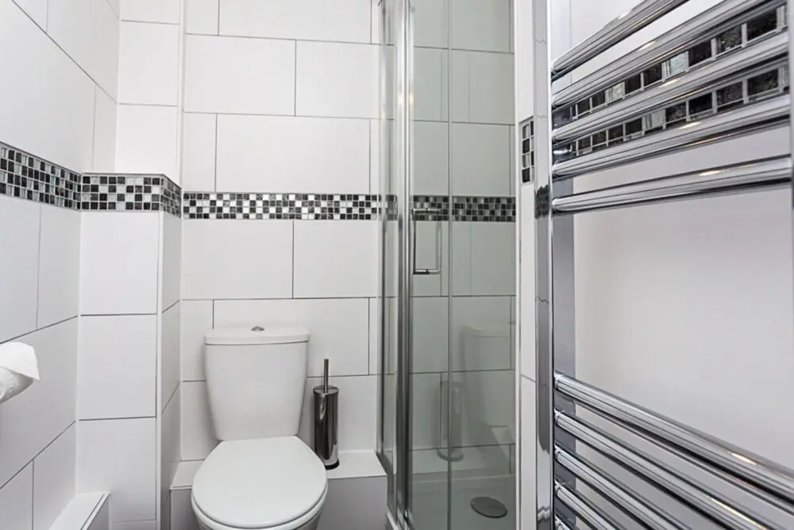 Gatwick Place- Spacious 4 Bedroomed House With Private Parking