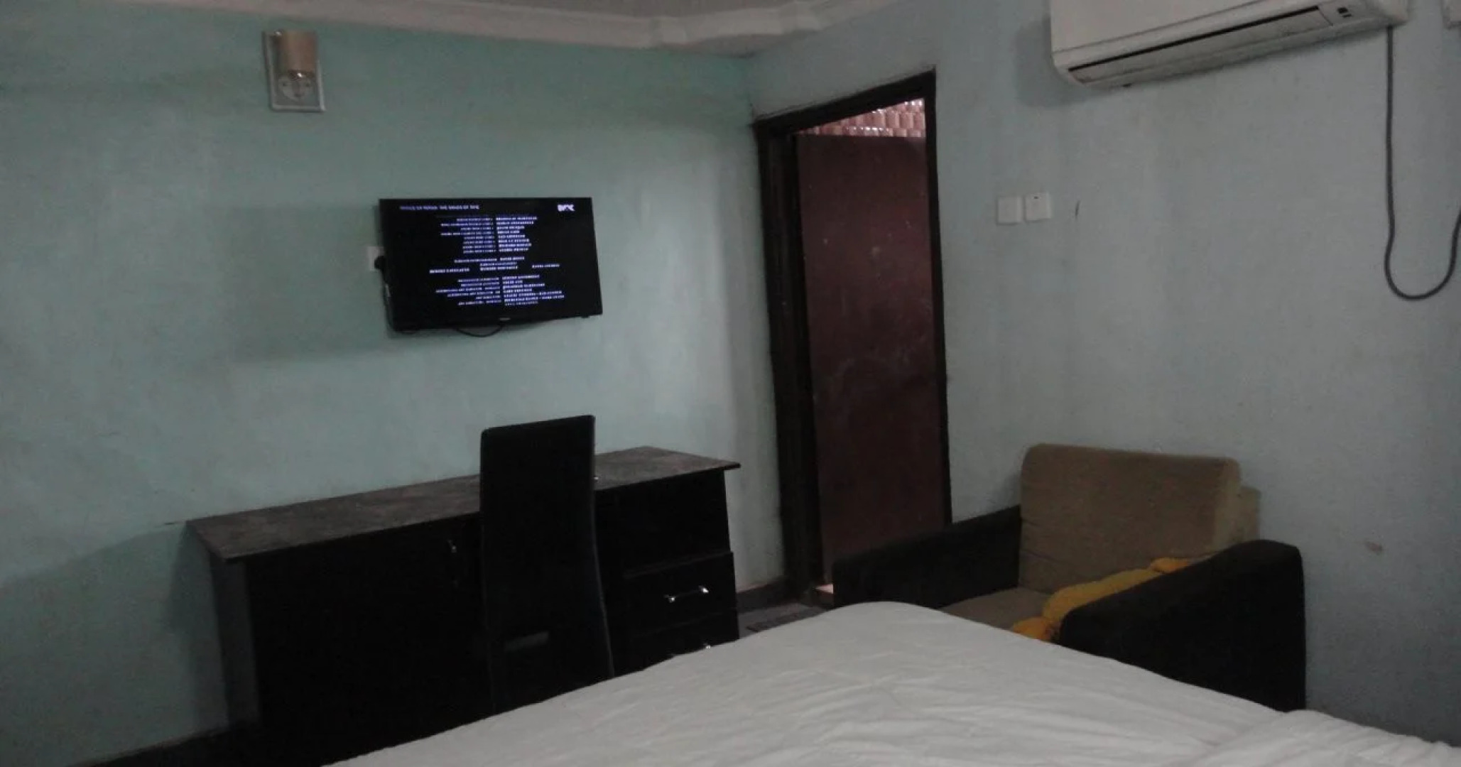 Moongate Hotel and Suites, Obantoko