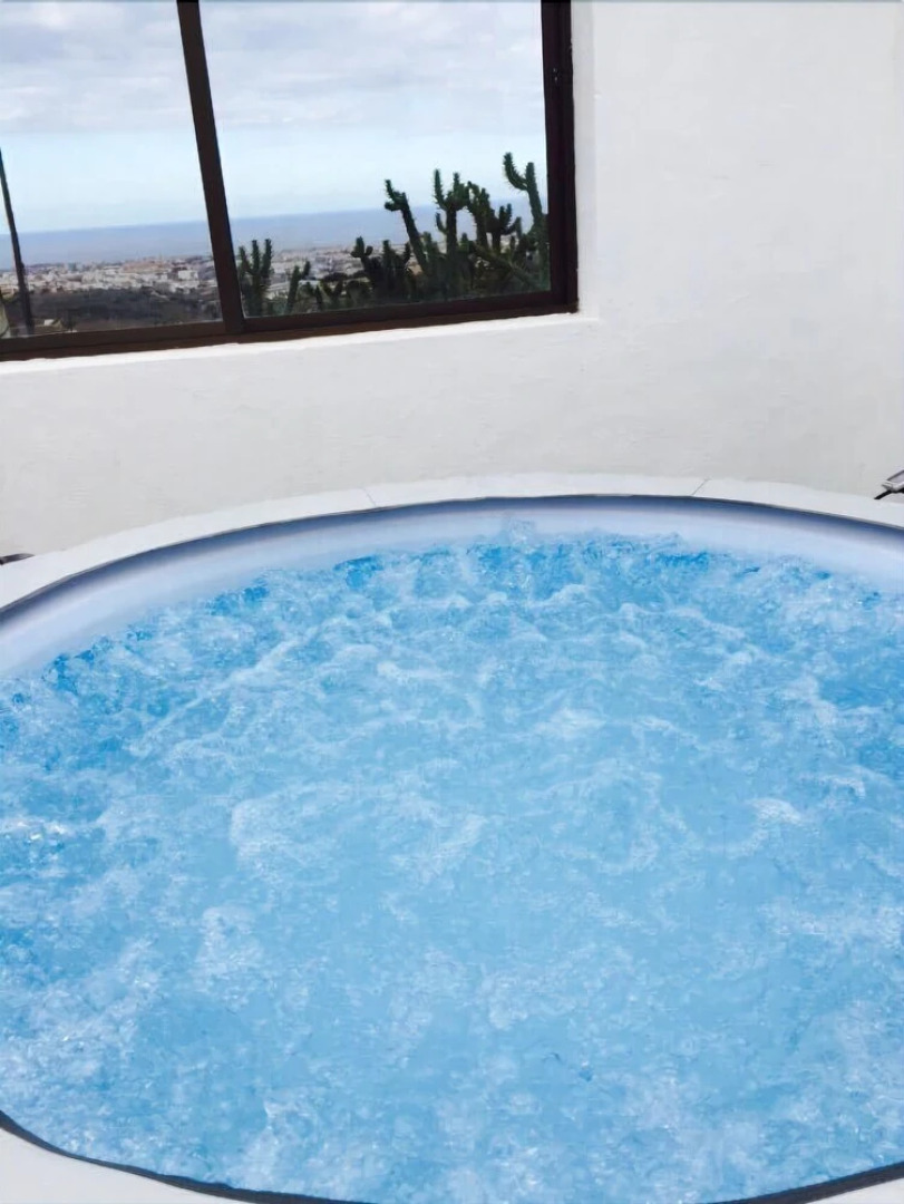 Lightbooking - View and pool