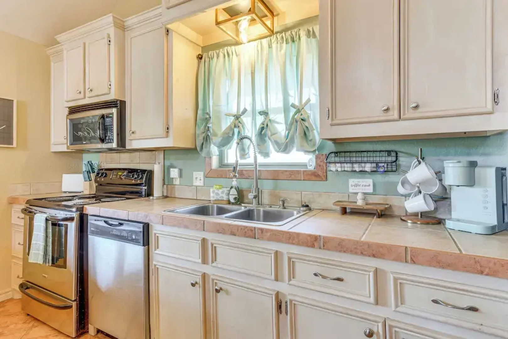 1/2 Mi to Lake Lawtonka: Mtn-view Haven!