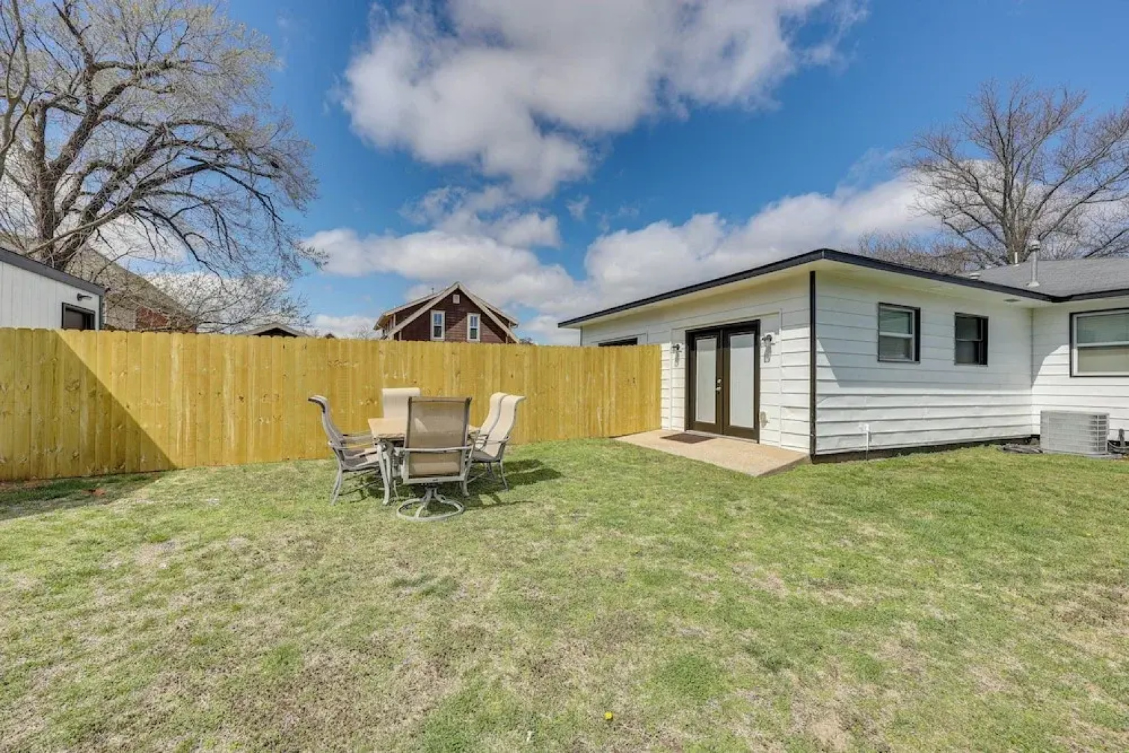 Home: Grassy Yard, Walk to Bentonville Square