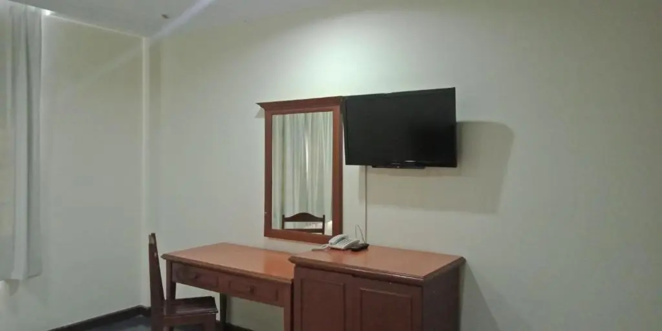 The Upper Deck Hotel